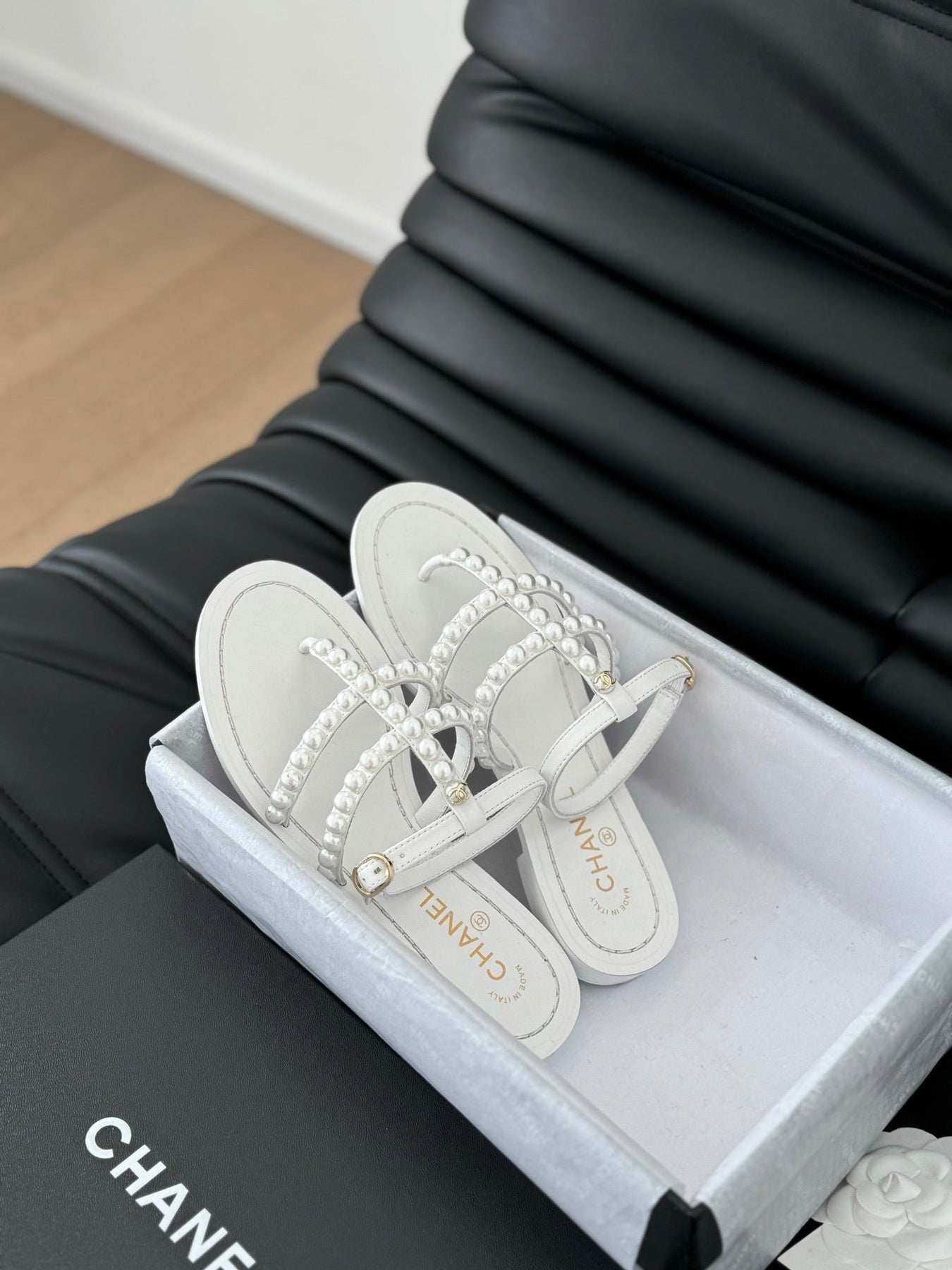 MULE SLIPPERS WITH PEARL CHAIN IN WHITE LAMBSKIN