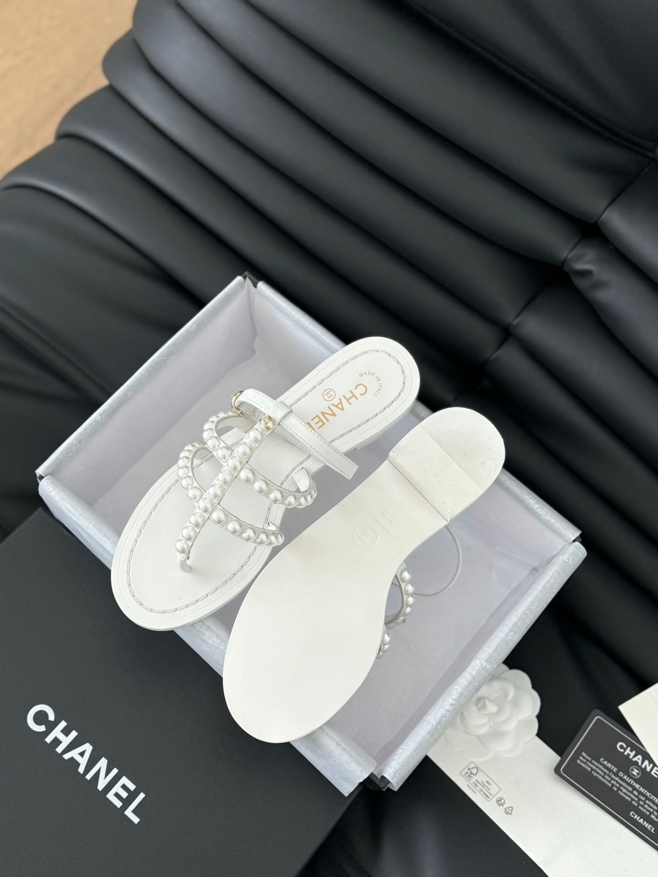 MULE SLIPPERS WITH PEARL CHAIN IN WHITE LAMBSKIN
