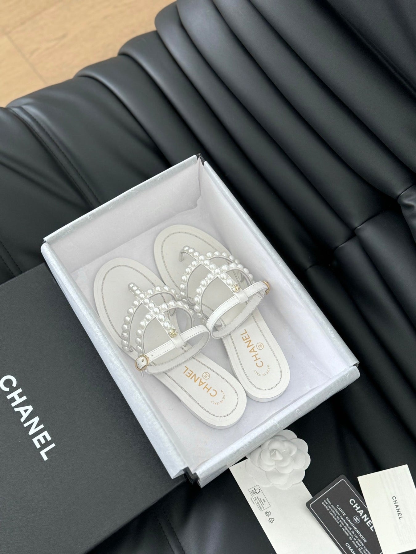 MULE SLIPPERS WITH PEARL CHAIN IN WHITE LAMBSKIN