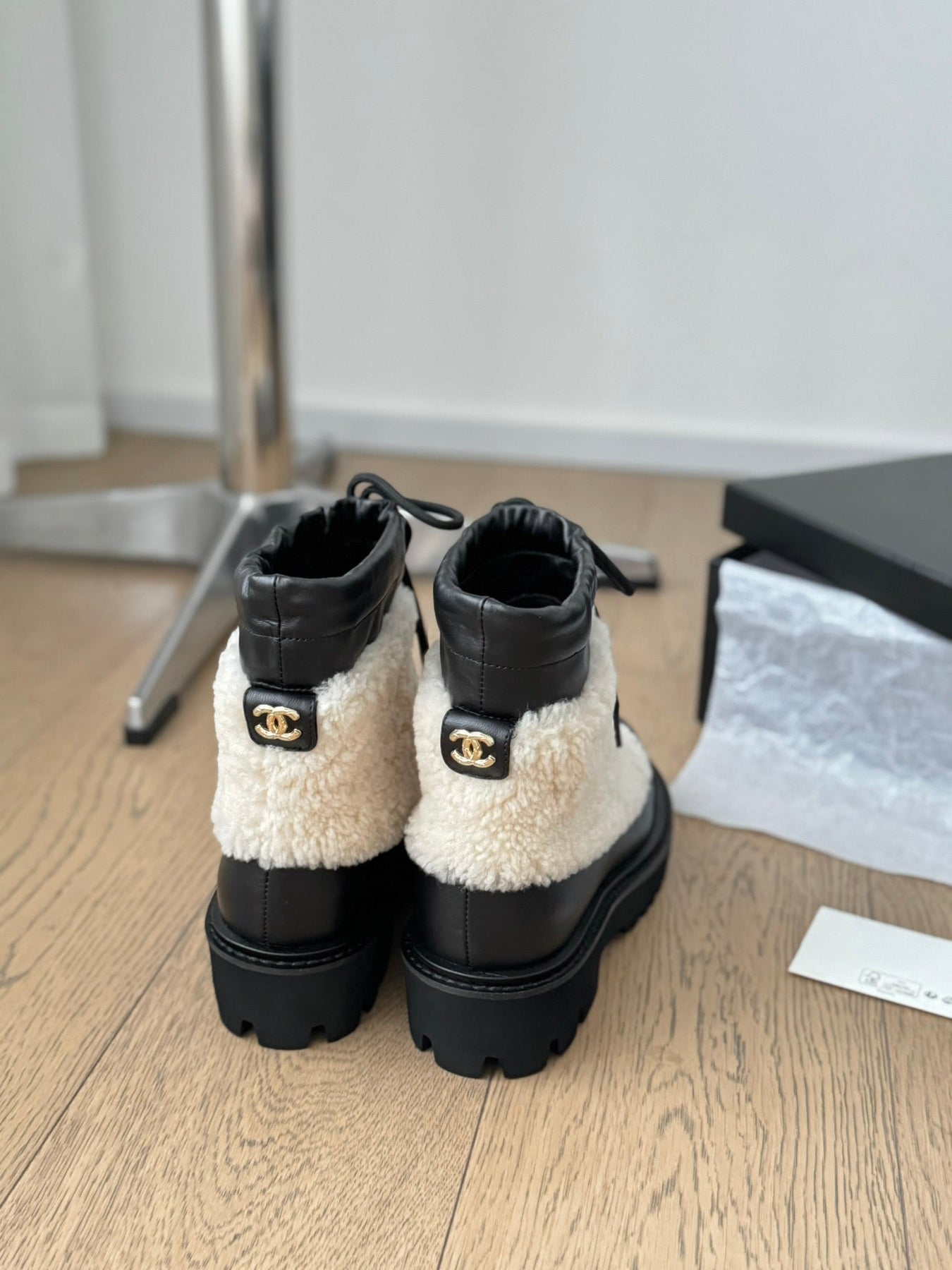 CC CHUNKY BOOTS IN BISQUE BEIGE SMOOTH FLEECE AND BLACK CALFSKIN