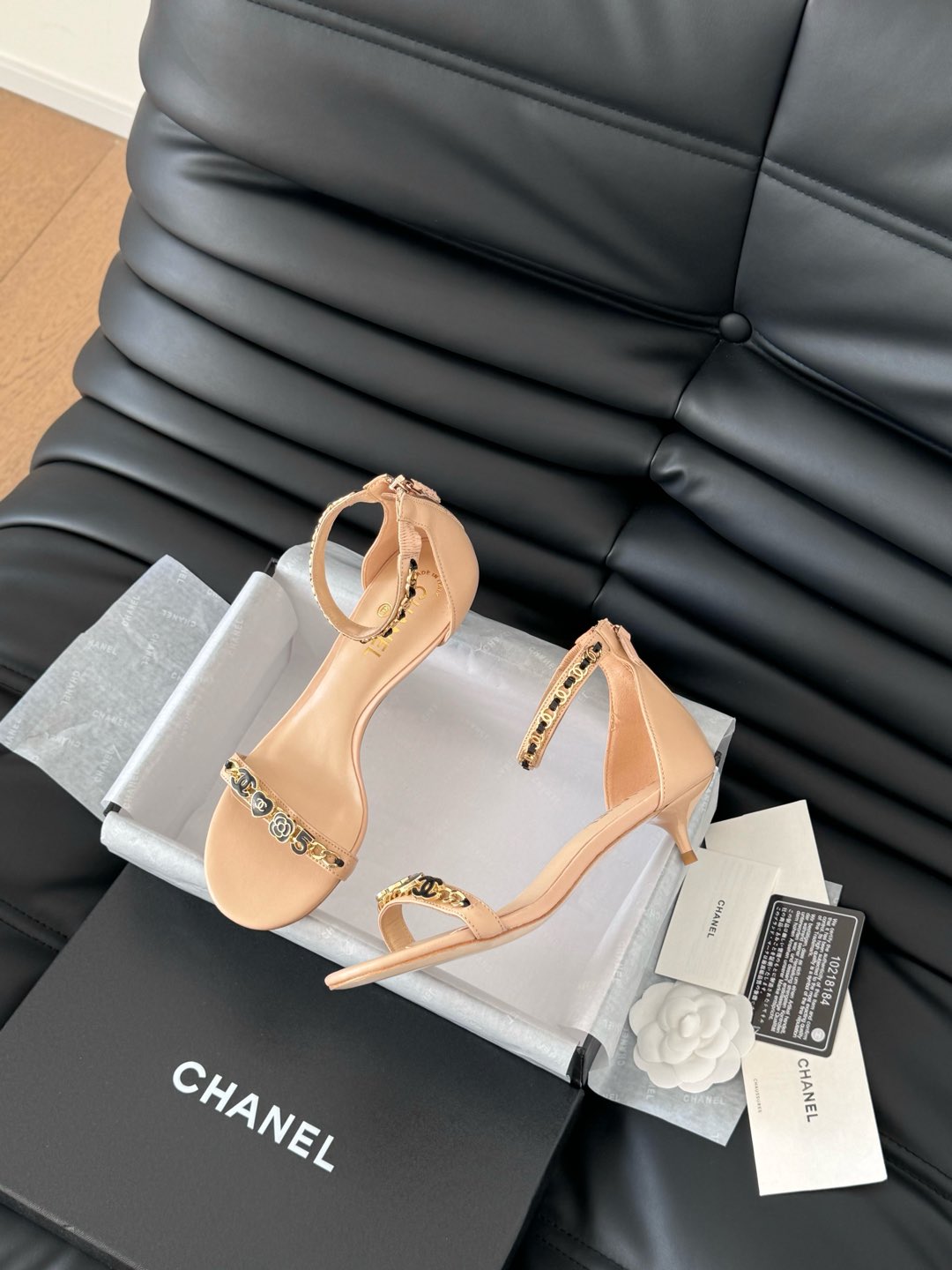 MID-HEEL 35 MM SANDAL IN NUDE TAN SHEEPSKIN WITH STICKERS