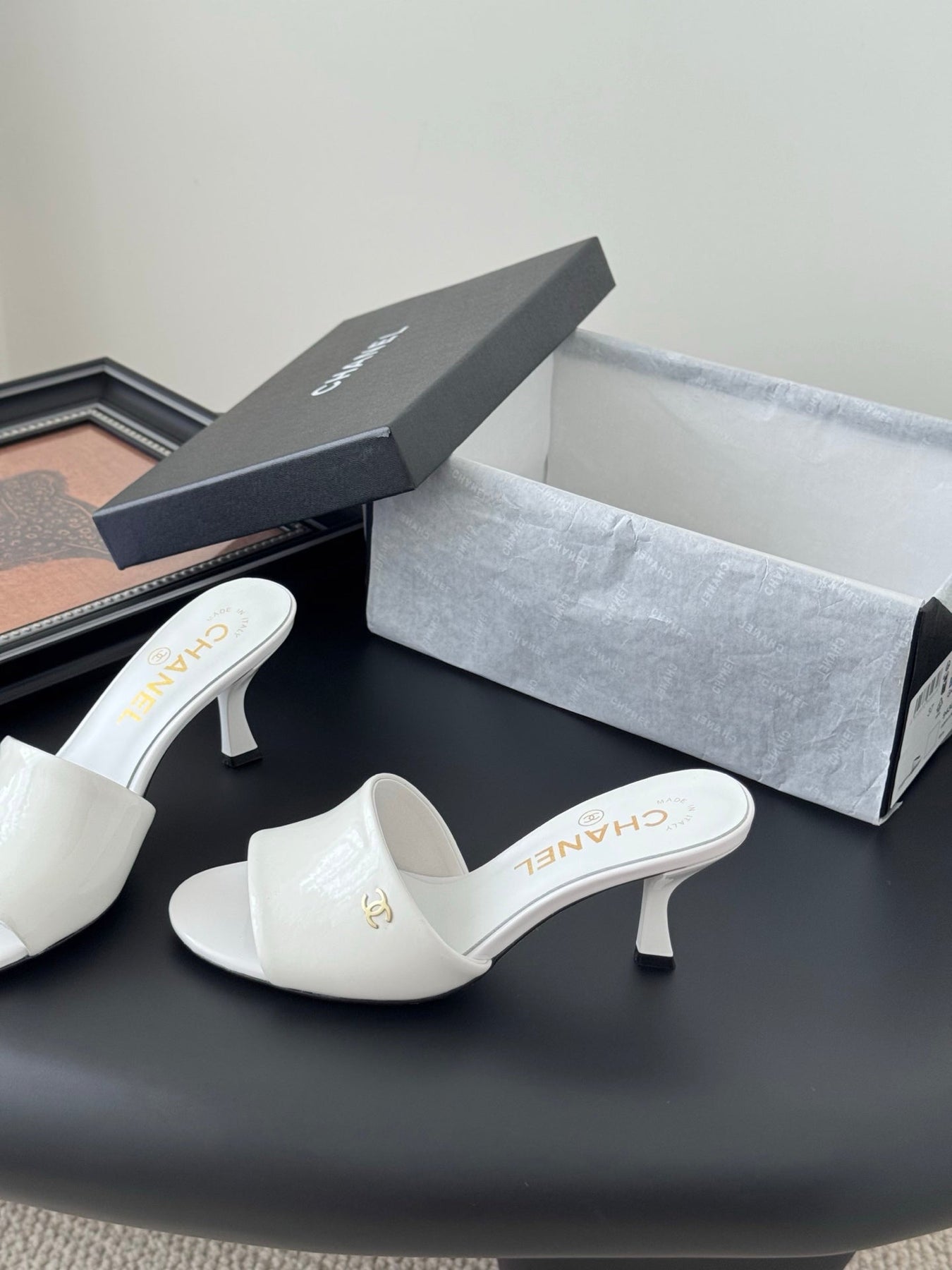 HIGH HEELS IN WHITE GLOSSY LEATHER