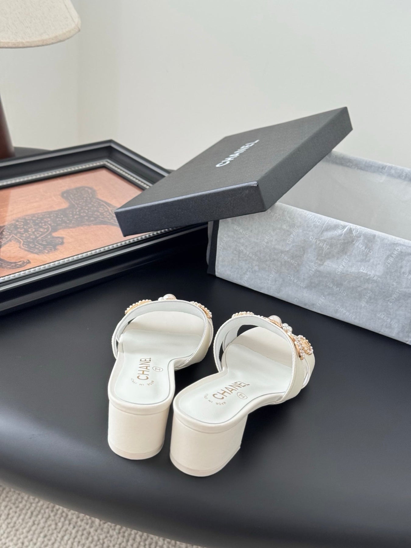 MULE SLIDE SANDALS IN WHITE LAMBSKIN WITH LOGO STICKER DETAIL