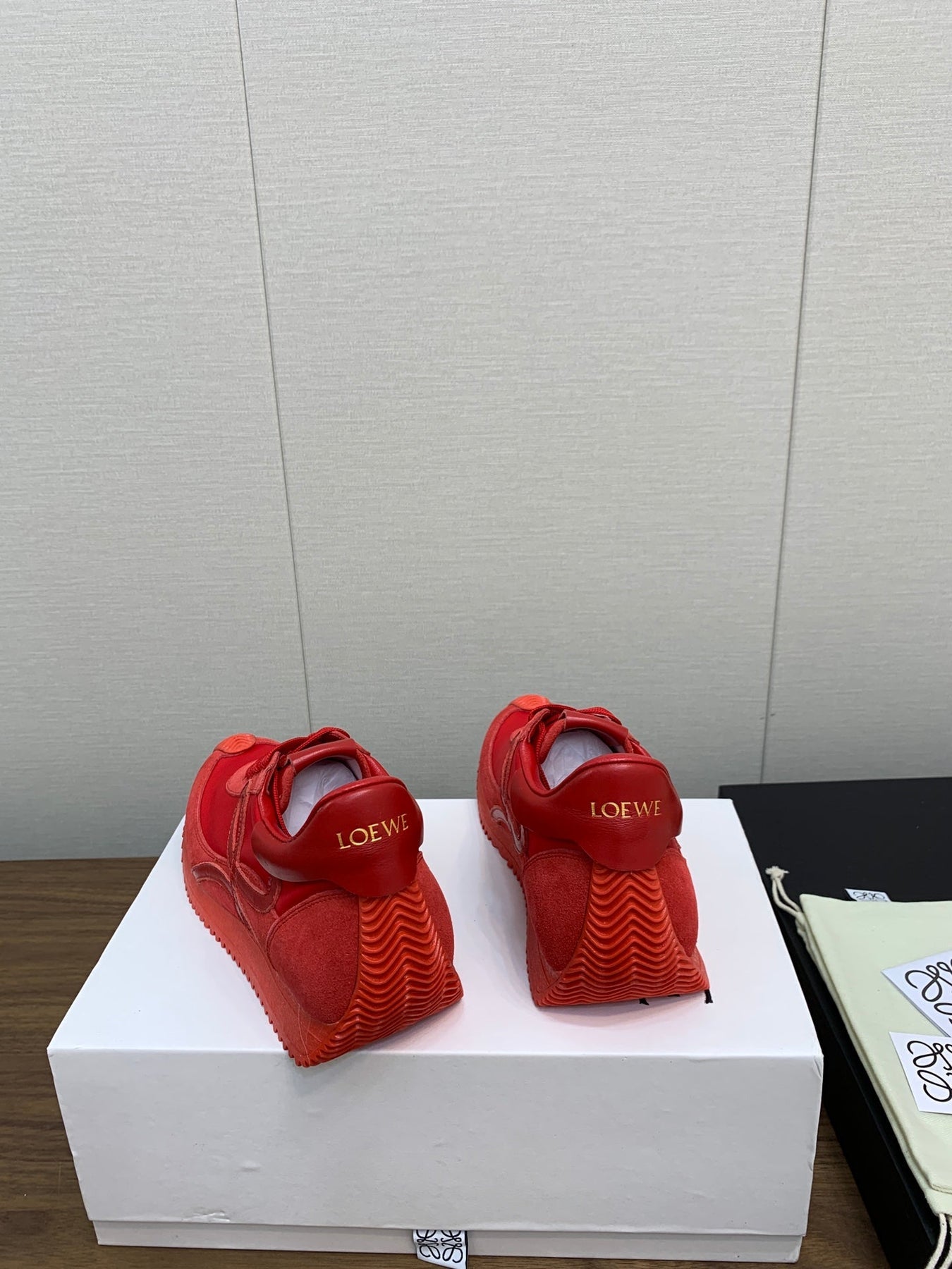 LW FLOW RUNNER SNEAKER RED SUEDE