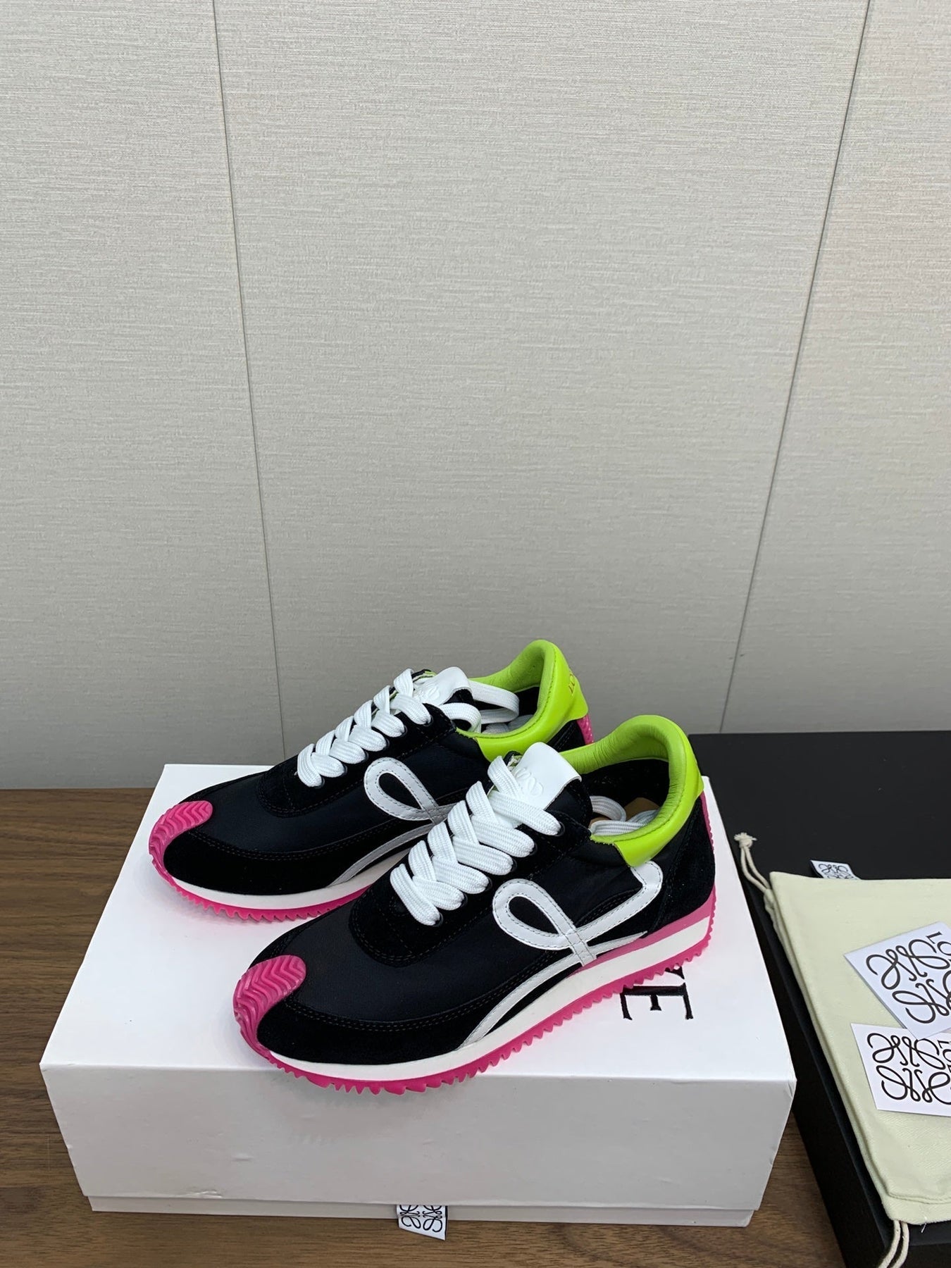 LW FLOW RUNNER SNEAKER BLACK-PINK SUEDE