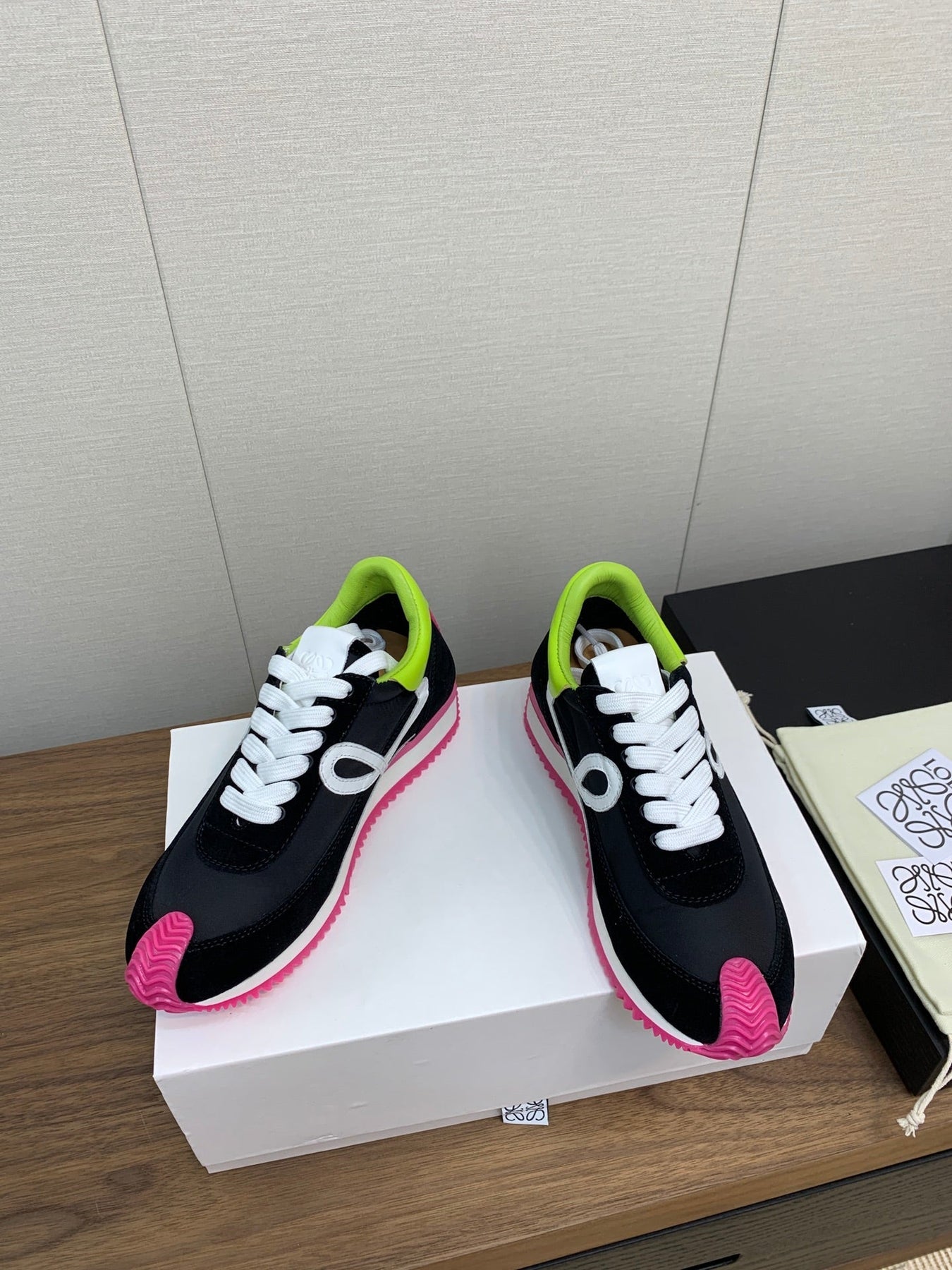 LW FLOW RUNNER SNEAKER BLACK-PINK SUEDE
