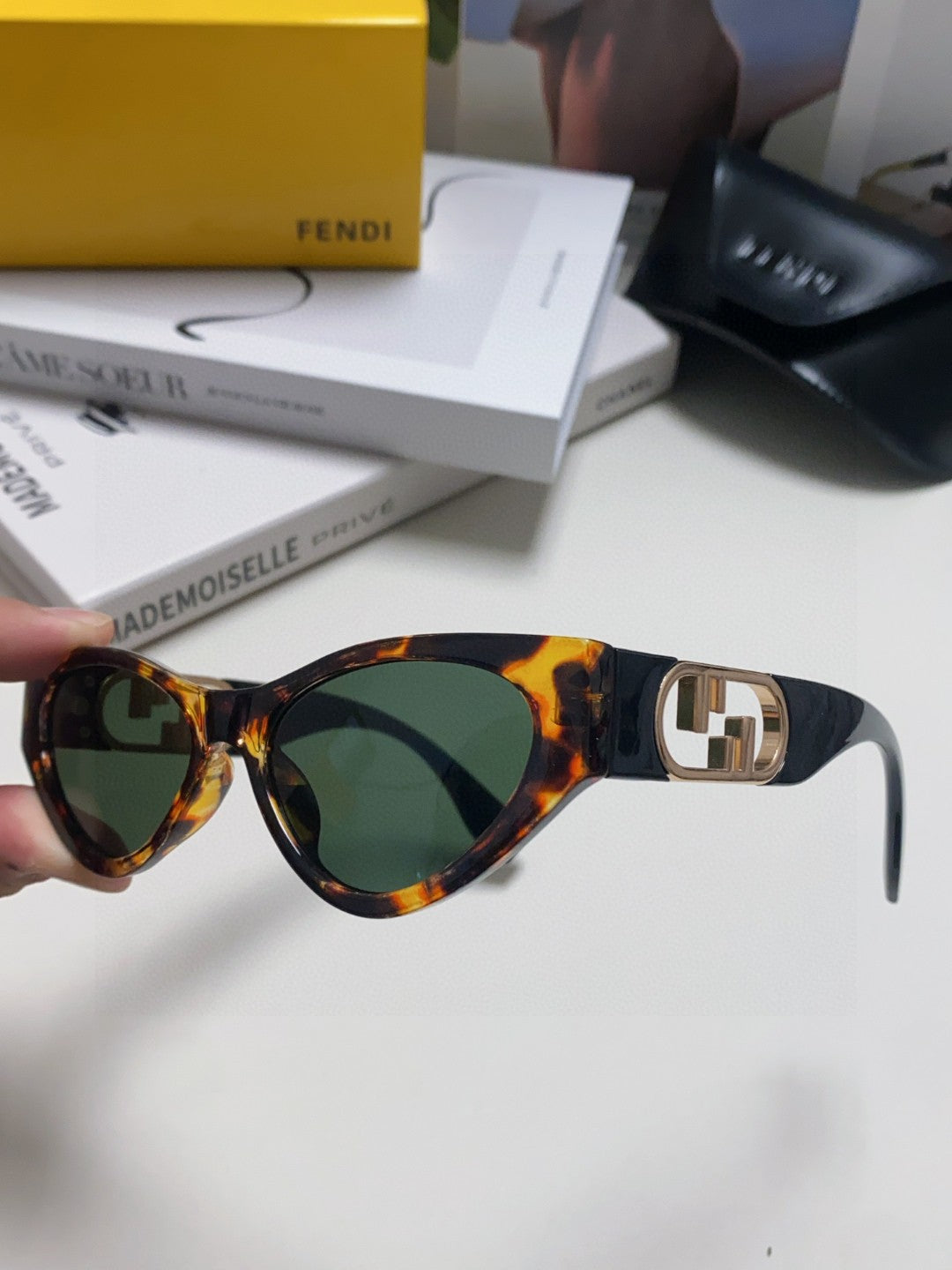 FF DIAMONDS CAT-EYE FRAME SUNGLASSES 557149 IN ACETATE