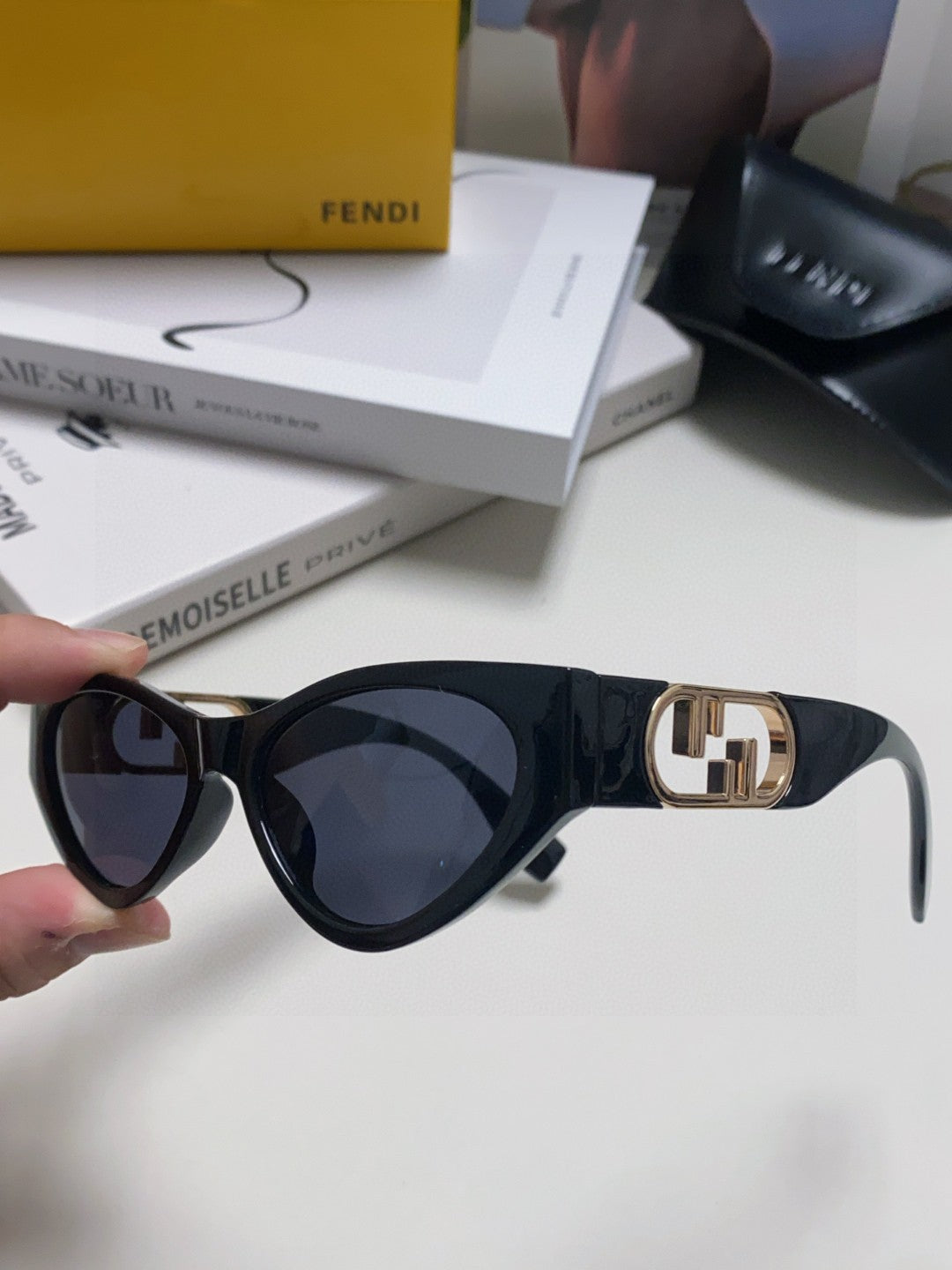 FF DIAMONDS CAT-EYE FRAME SUNGLASSES 557149 IN ACETATE