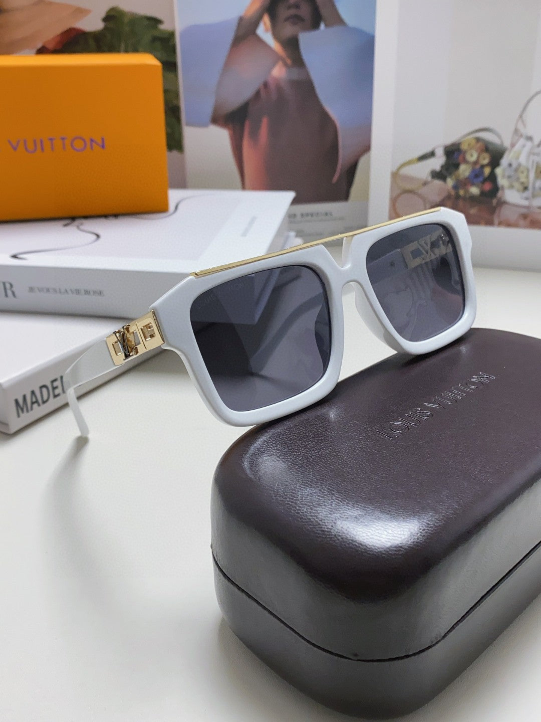MASCOT PILOT SQUARE SUNGLASS 581377 IN WHTIE ACETATE GOLD METAL