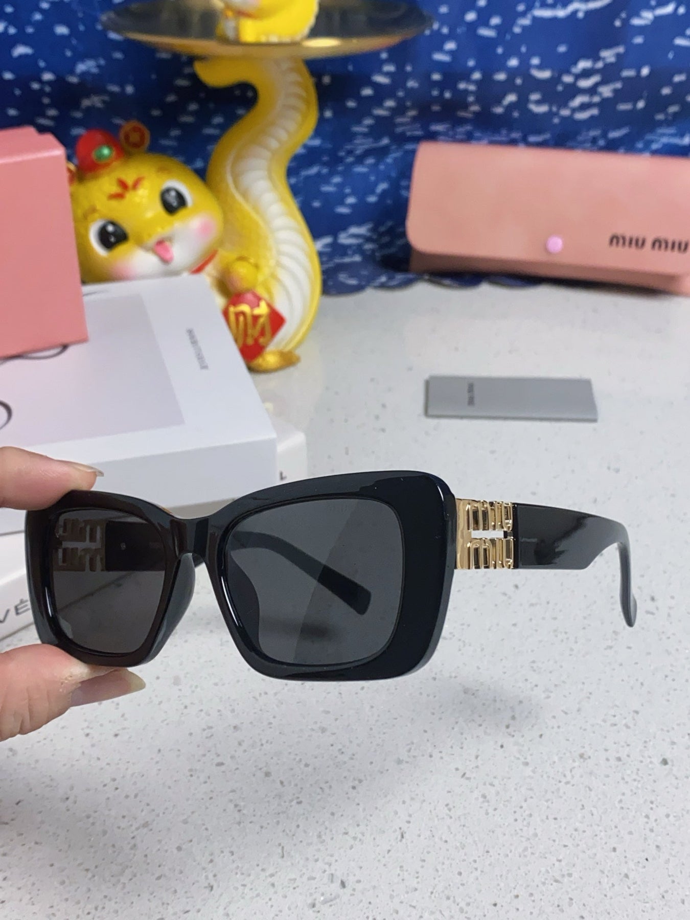 GLIMPSE SUNGLASSES 558348 IN BLACK ACETATE GOLD EMBOSSED LOGO