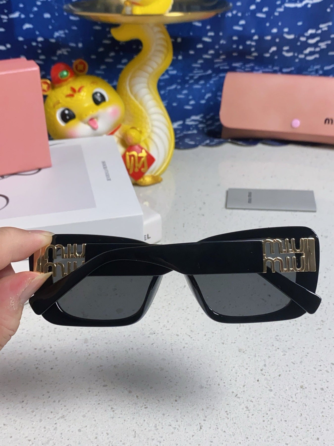 GLIMPSE SUNGLASSES 558348 IN BLACK ACETATE GOLD EMBOSSED LOGO