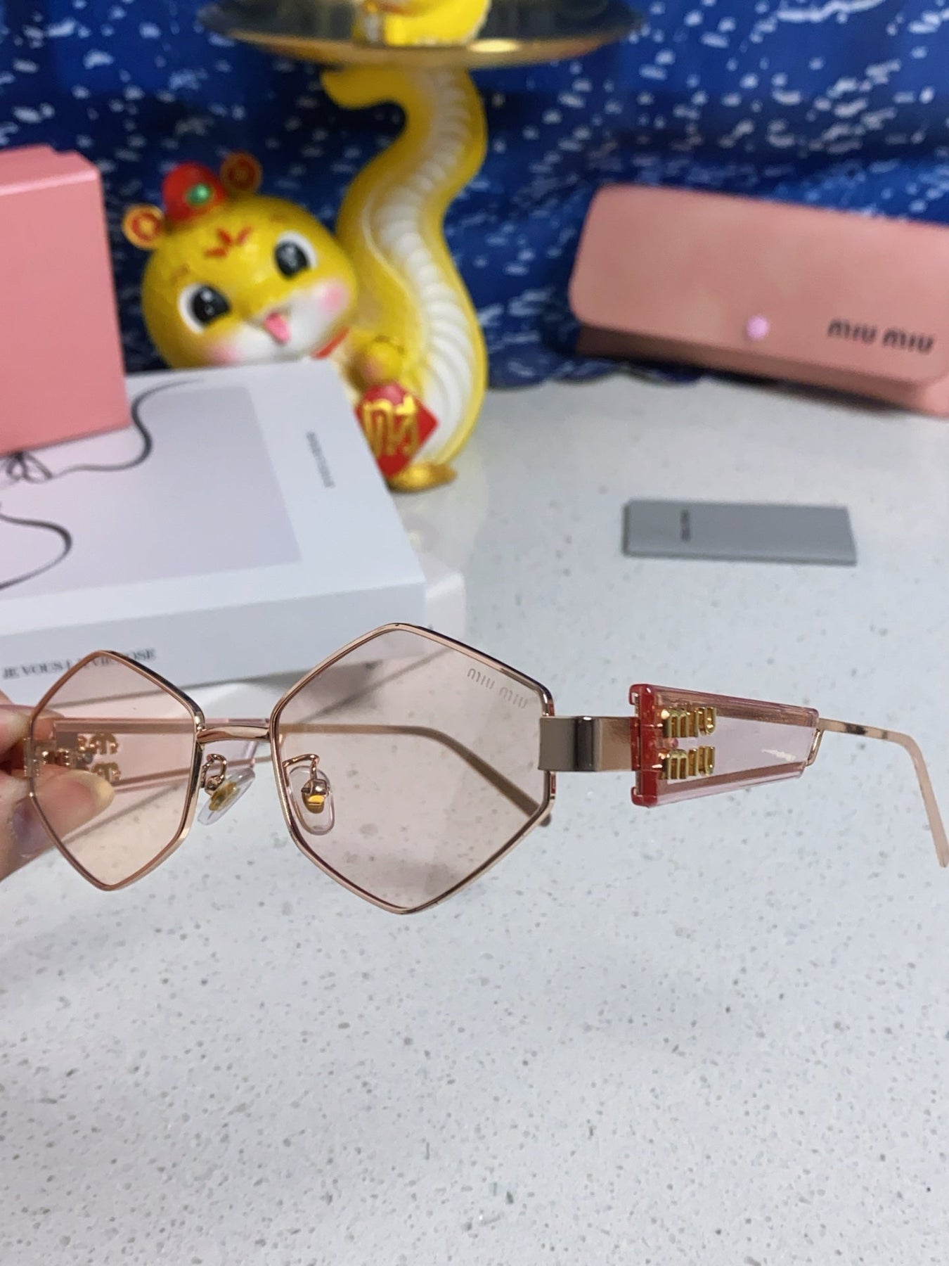 LOGO SUNGLASSES 560864 IN PINK CLEAR ACETATE GOLD METAL