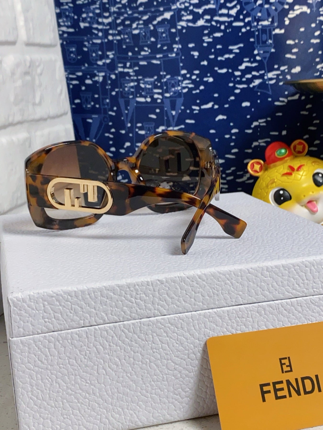 OVERSIZES FF DIAMONDS SQUARE SUNGLASSES 563315 IN ACETATE