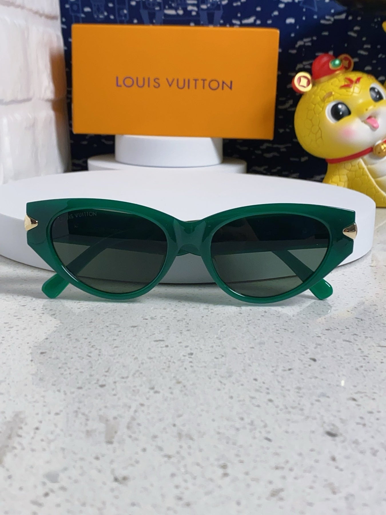 CAT EYE SUNGLASSES 576882 IN GREEN AND GOLD ACETATE