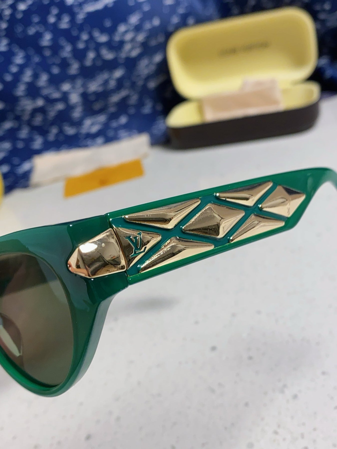 CAT EYE SUNGLASSES 576882 IN GREEN AND GOLD ACETATE