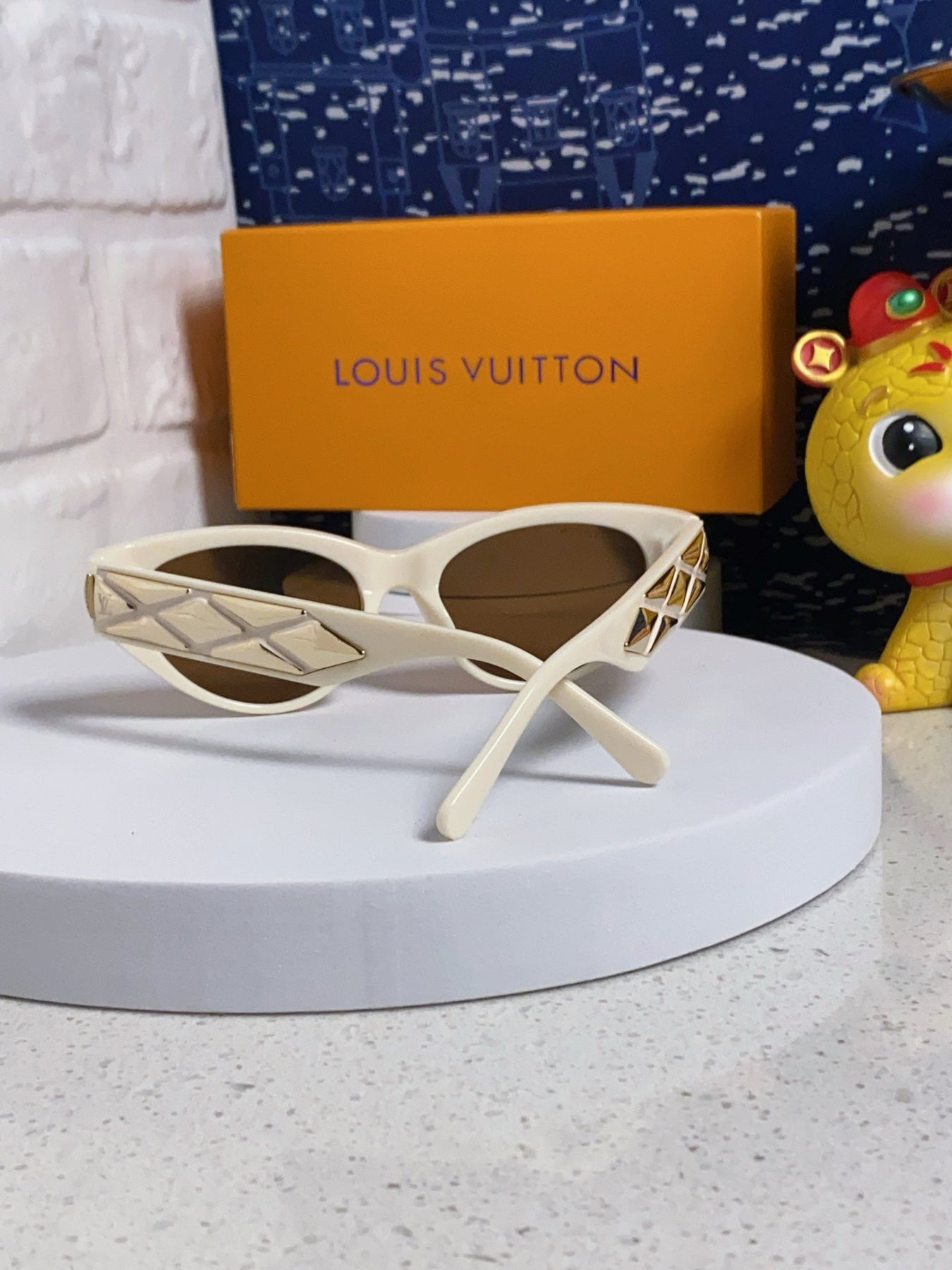 CAT EYE SUNGLASSES 576884 IN IVORY AND GOLD ACETATE