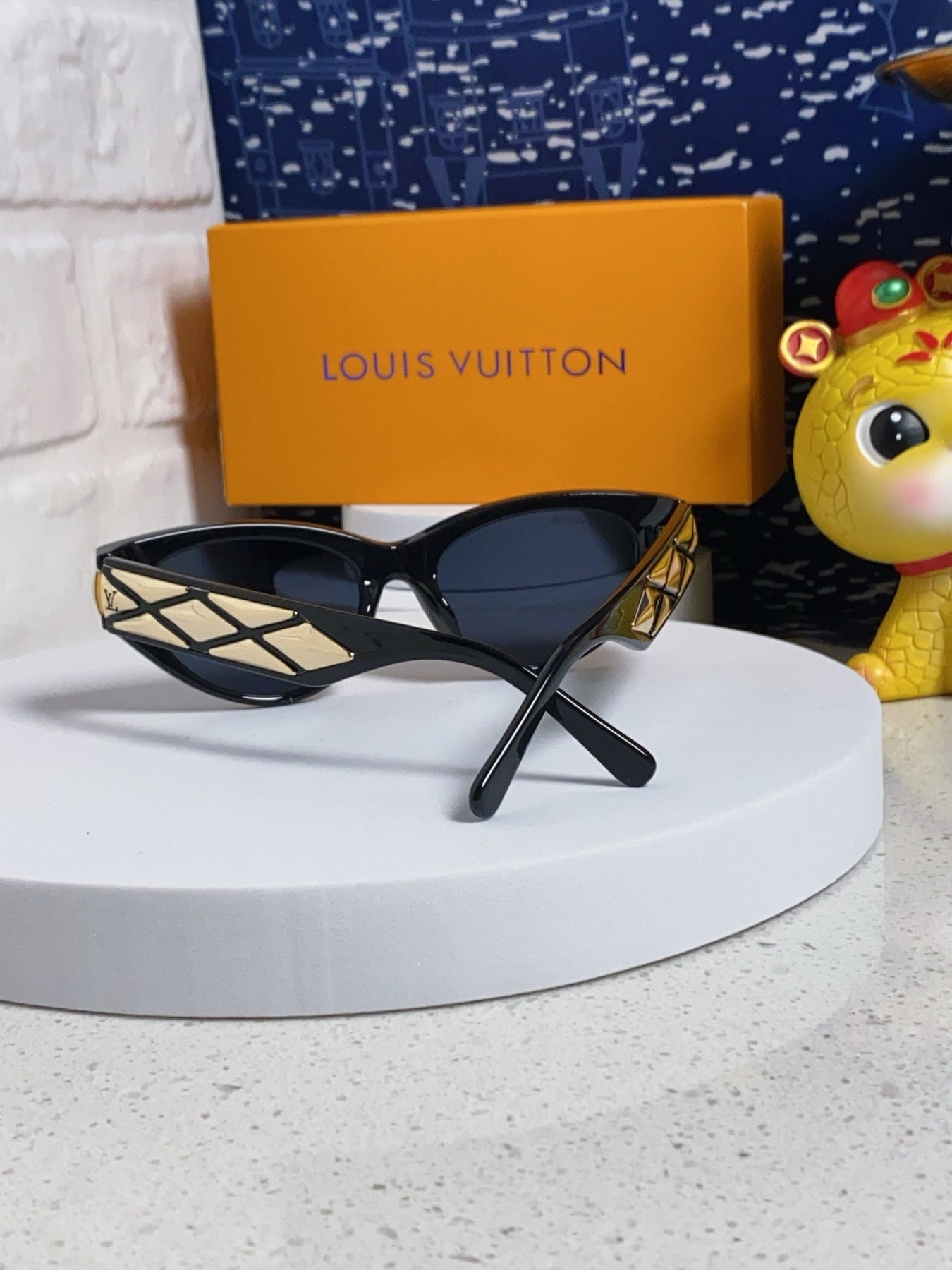 CAT EYE SUNGLASSES 576886 IN BLACK AND GOLD ACETATE