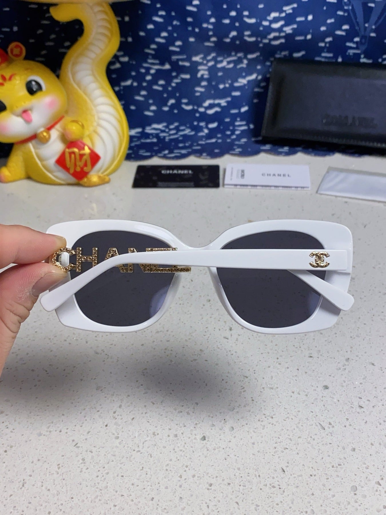 BUTTERFLY SUNGLASSES 641814 IN WHITE ACETATE GOLD METAL LOGO