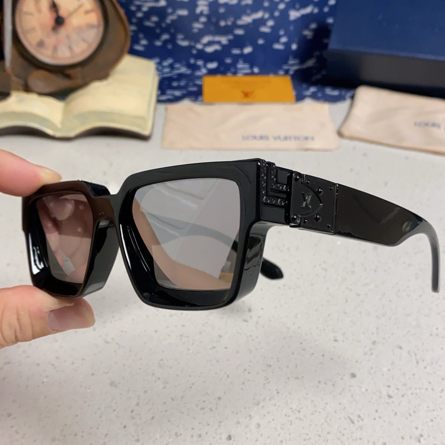 RECTANGLE SUNGLASSES 575846 IN BLACK ACETATE