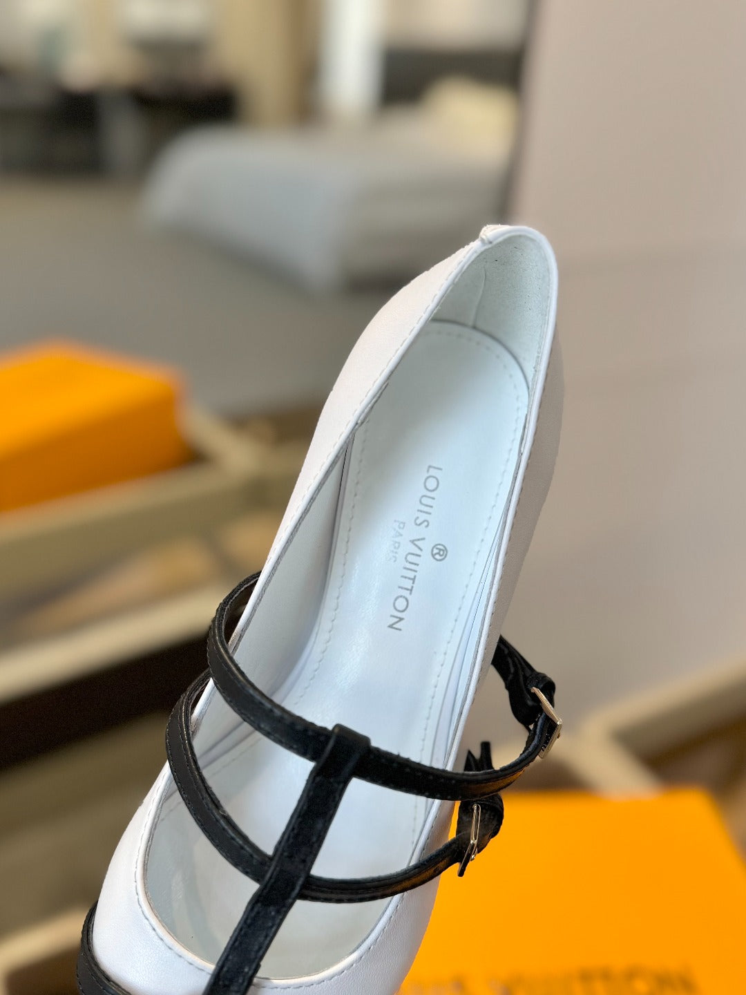 HIGH PUMP 5 CM TRIPLE-STRAP IN WHITE CALFSKIN WITH BLACK STRAP