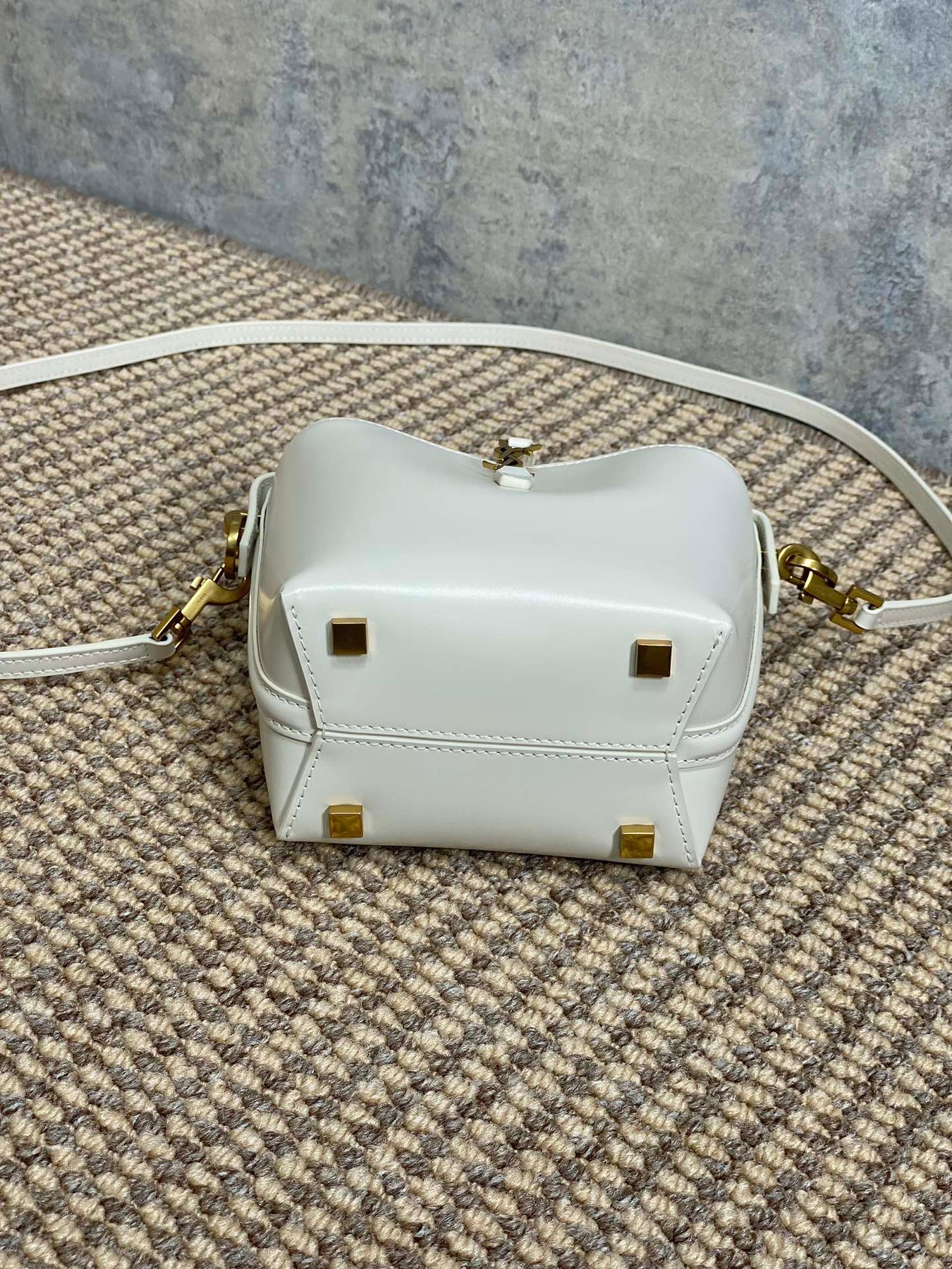 LE 37 MINI BUCKET BAG 15 IN WHITE CALFSKIN GOLD HARDWARE
