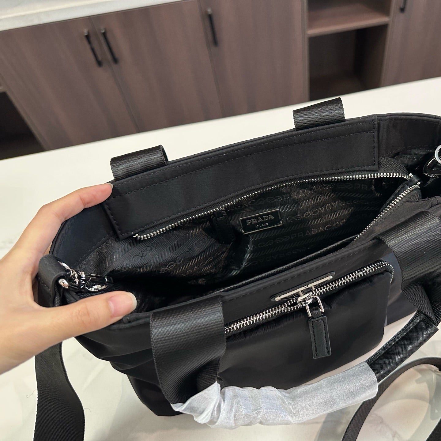 FRONT ZIP POCKET CROSSBODY BAG 32 IN BLACK RE-NYLON