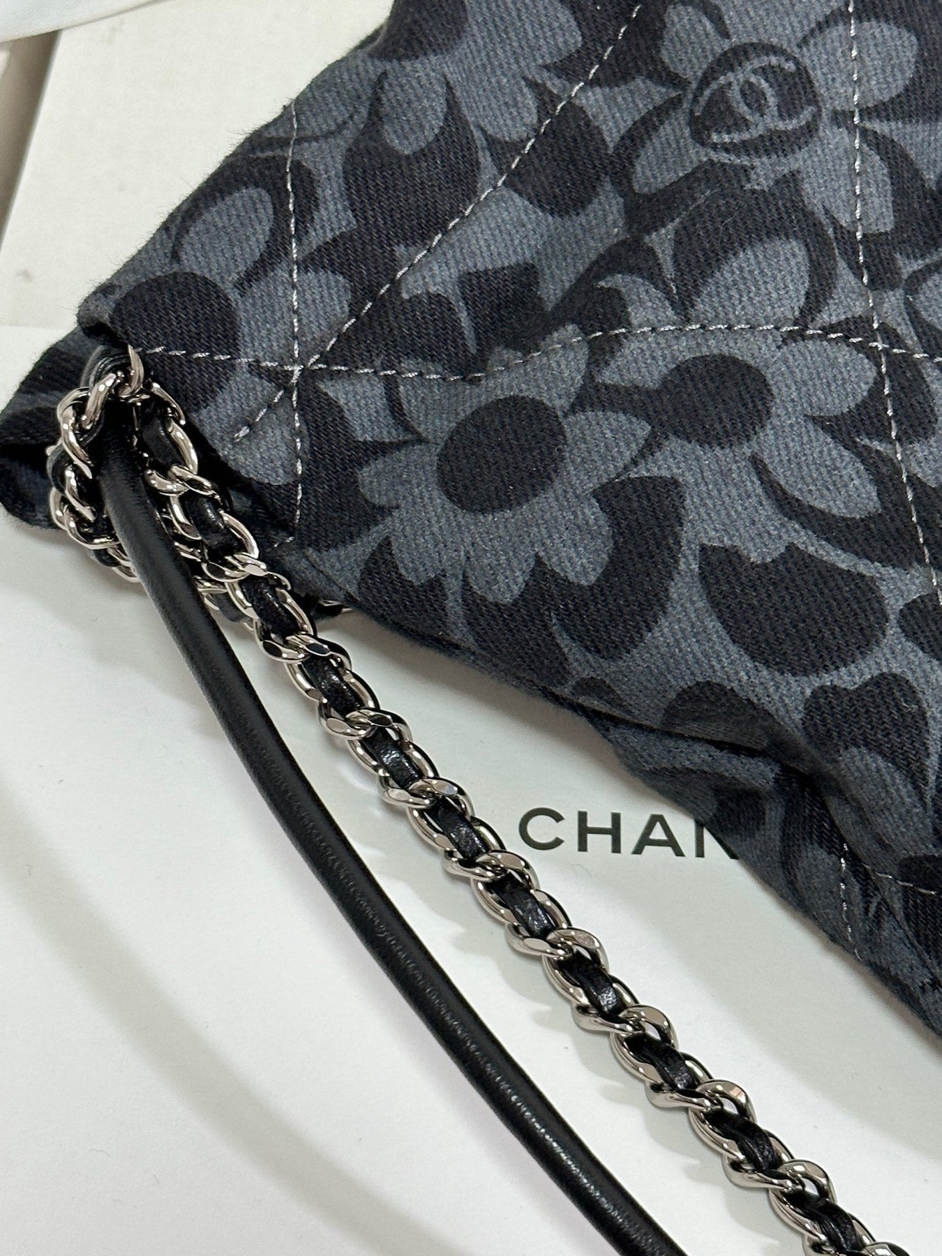 DRAWSTRING FLORAL PRINT SHOULDER BAG 20 IN BLACK MIX GREY DENIM
