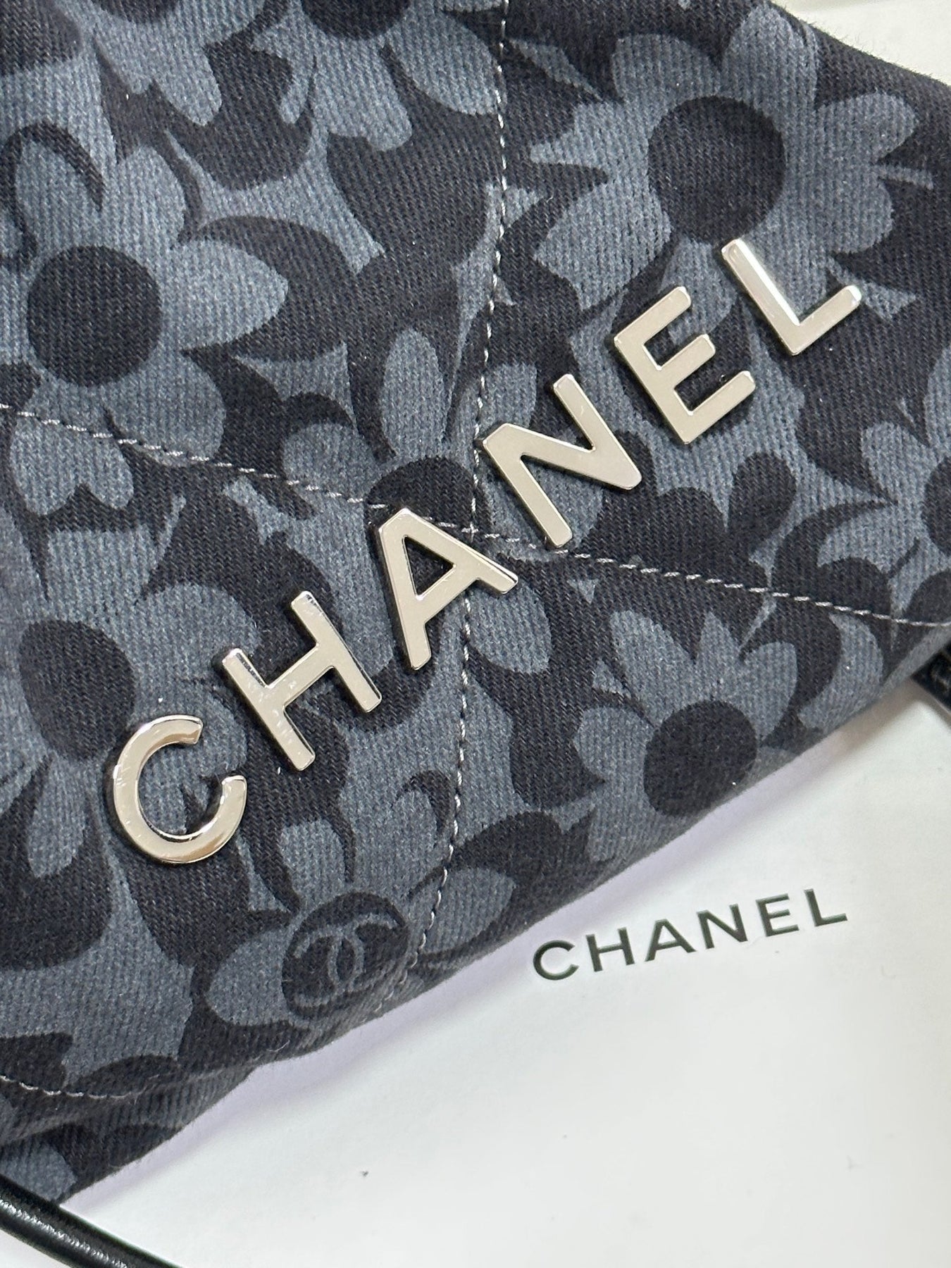 DRAWSTRING FLORAL PRINT SHOULDER BAG 20 IN BLACK MIX GREY DENIM