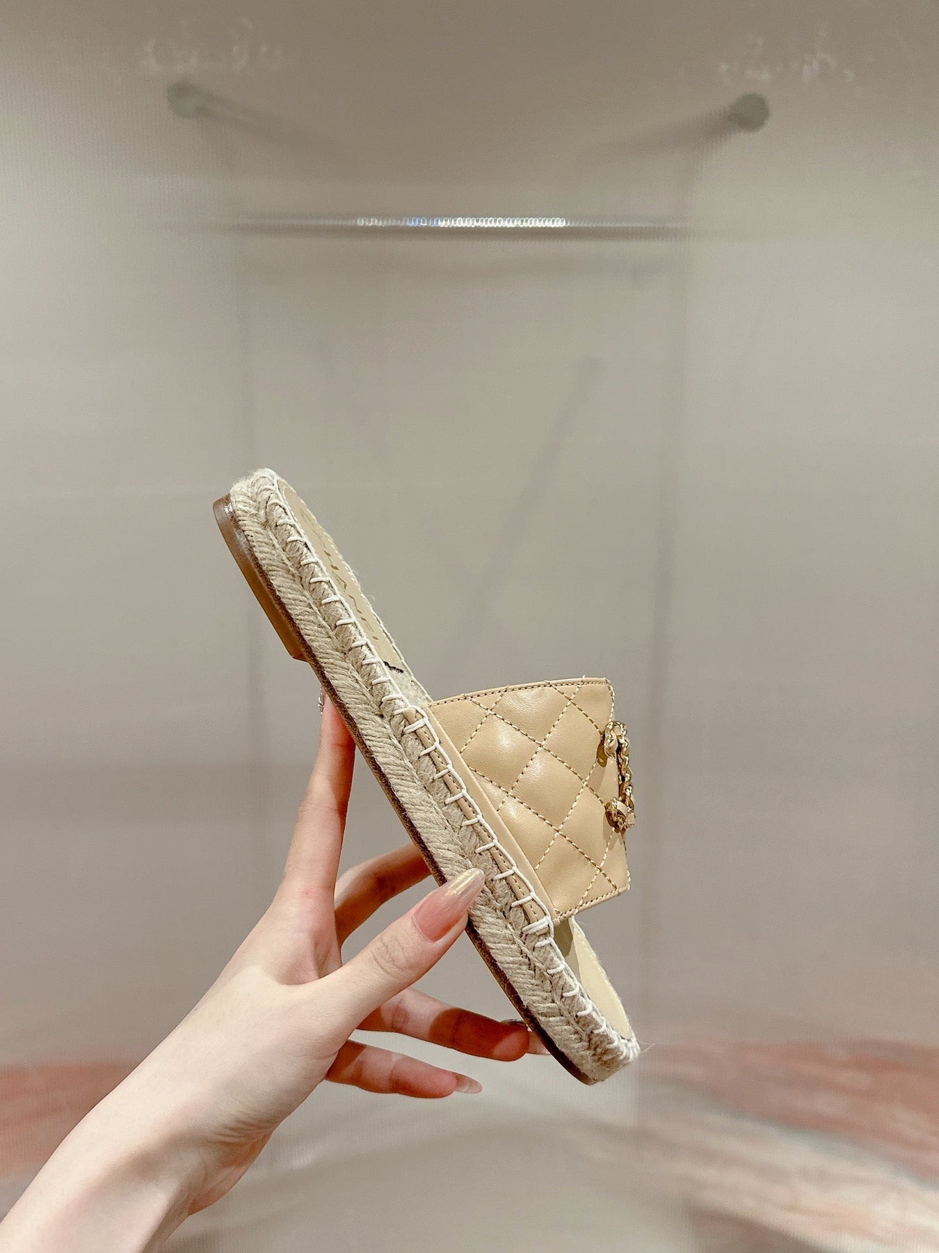 FLAT SLIPPERS IN BEIGE CREAM LAMBSKIN AND WOVEN WITH LOGO