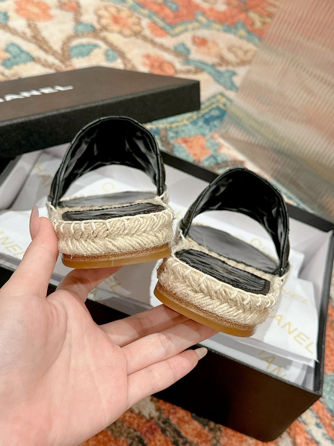 FLAT SLIPPERS IN BLACK LAMBSKIN AND WOVEN WITH LOGO