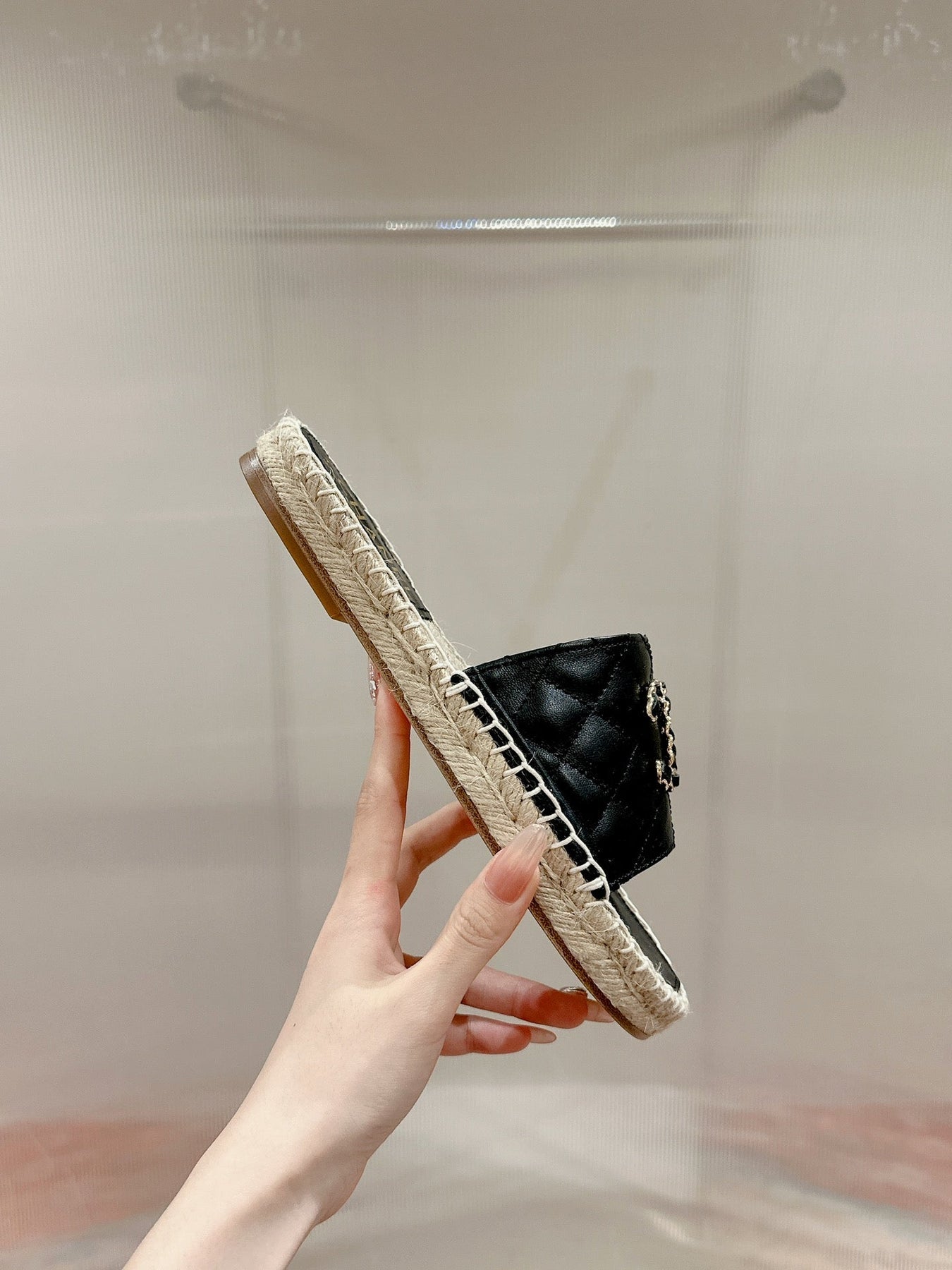 FLAT SLIPPERS IN BLACK LAMBSKIN AND WOVEN WITH LOGO
