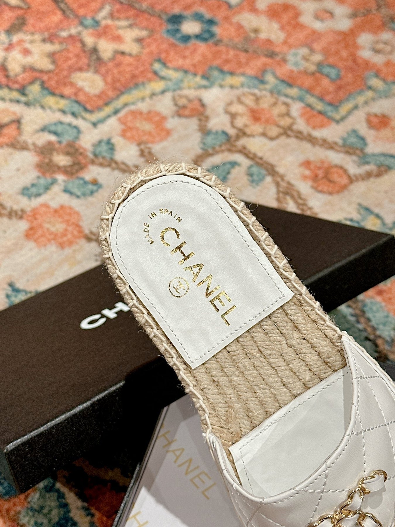 FLAT SLIPPERS IN WHITE LAMBSKIN AND WOVEN WITH LOGO