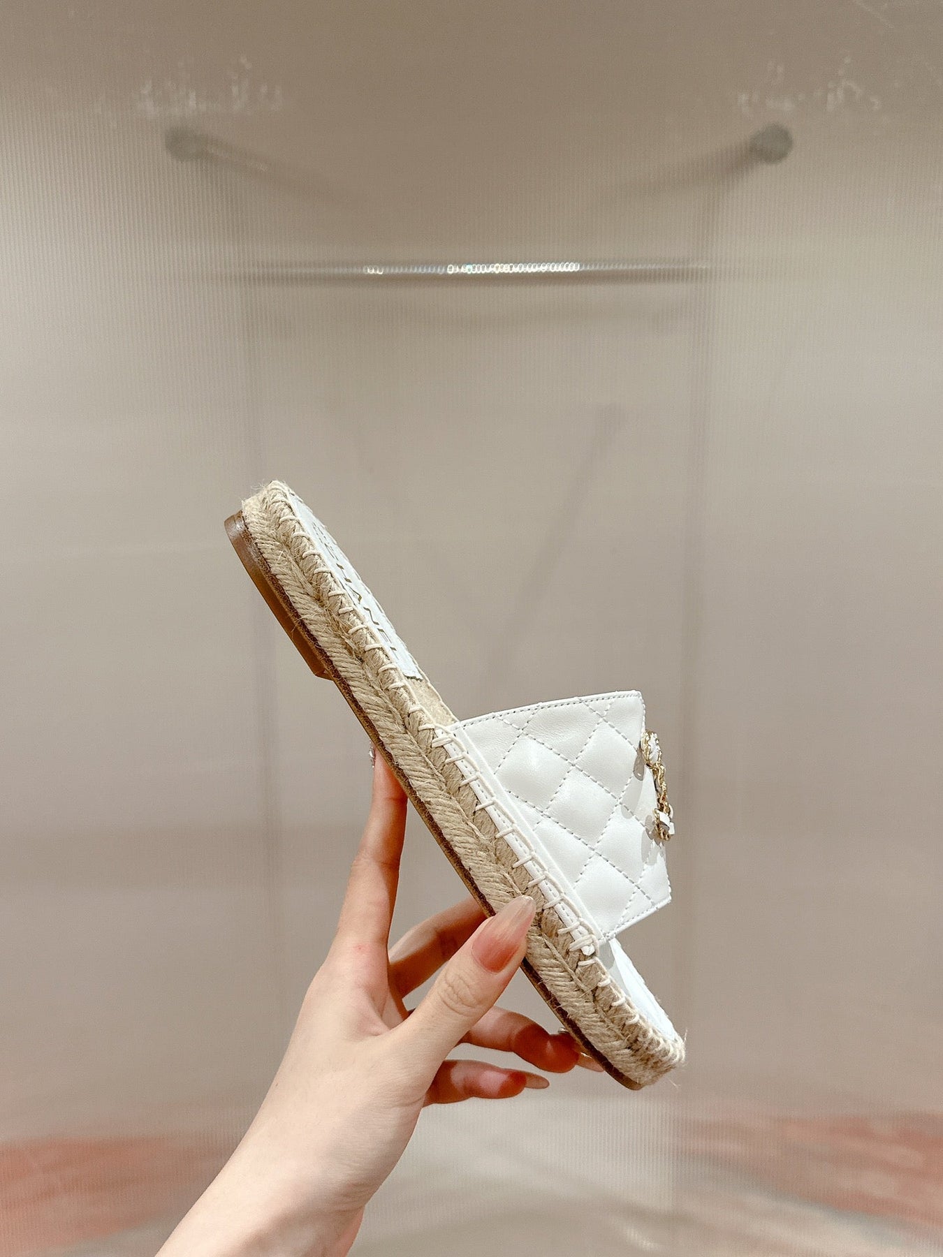 FLAT SLIPPERS IN WHITE LAMBSKIN AND WOVEN WITH LOGO