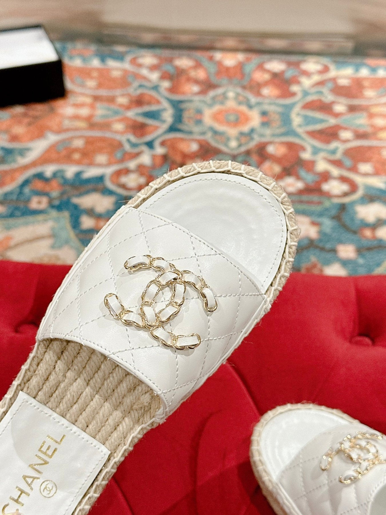 FLAT SLIPPERS IN WHITE LAMBSKIN AND WOVEN WITH LOGO