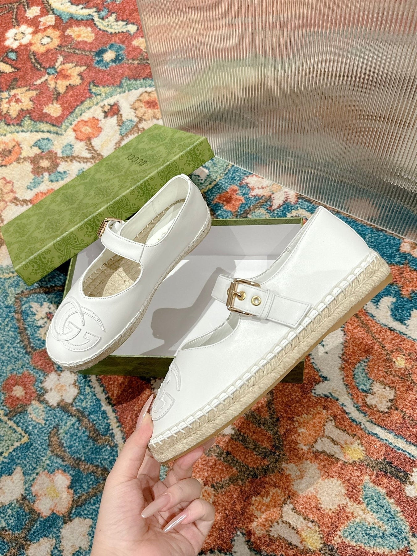 GG CROSS STRAP FLAT SHOES IN WHITE CALFSKIN WITH STRAW SOLE