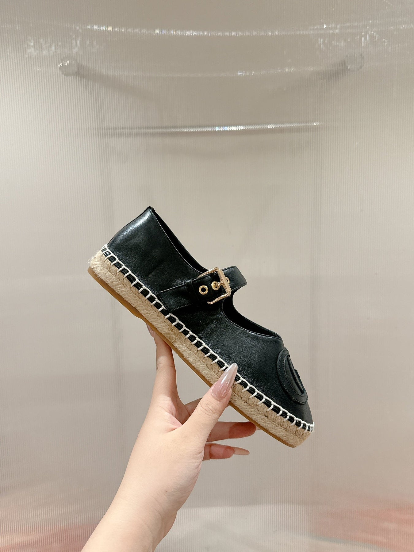 GG CROSS STRAP FLAT SHOES IN BLACK CALFSKIN WITH STRAW SOLE