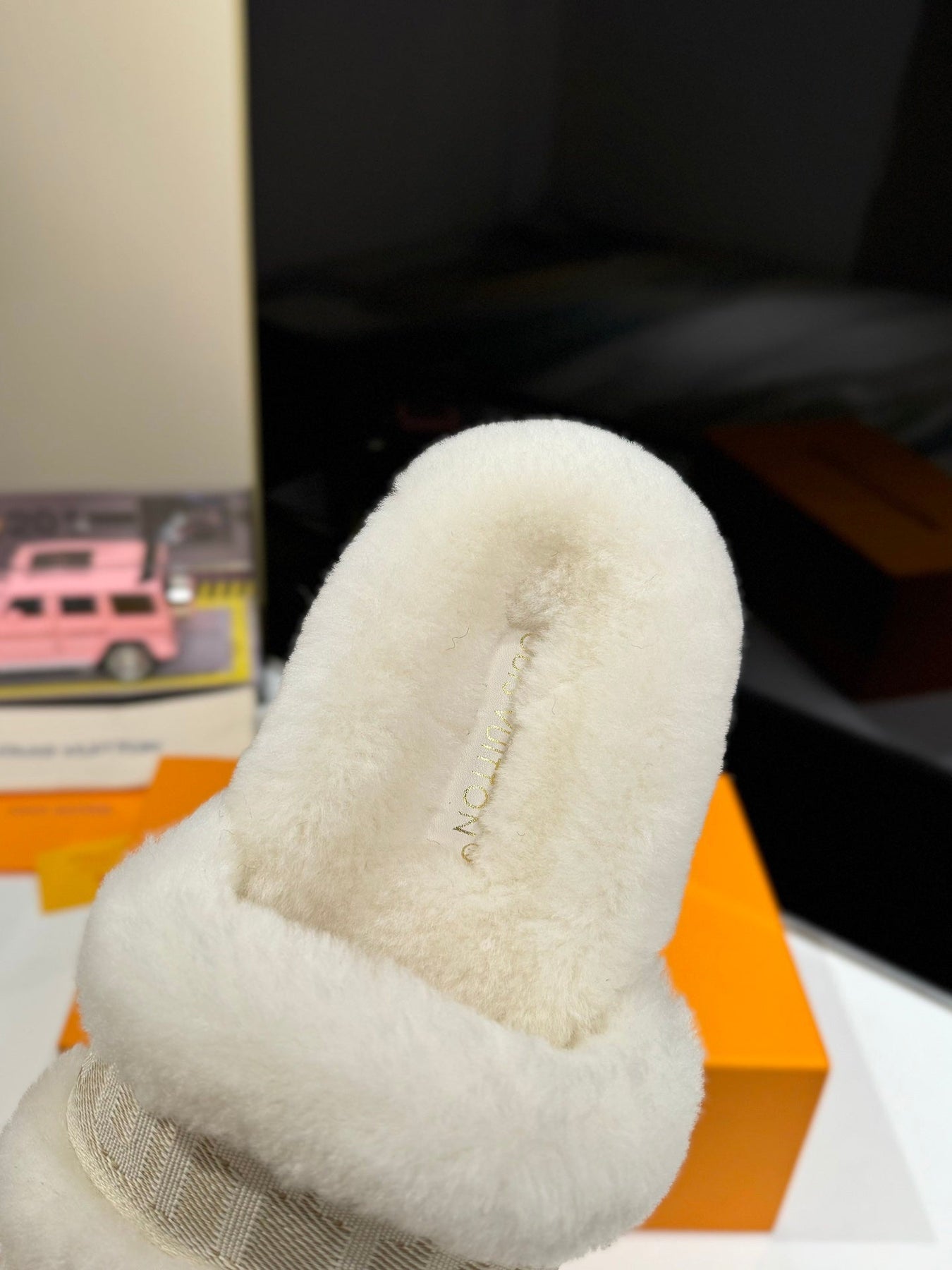 FURRY SLIPPER IN WHITE SHEARLING