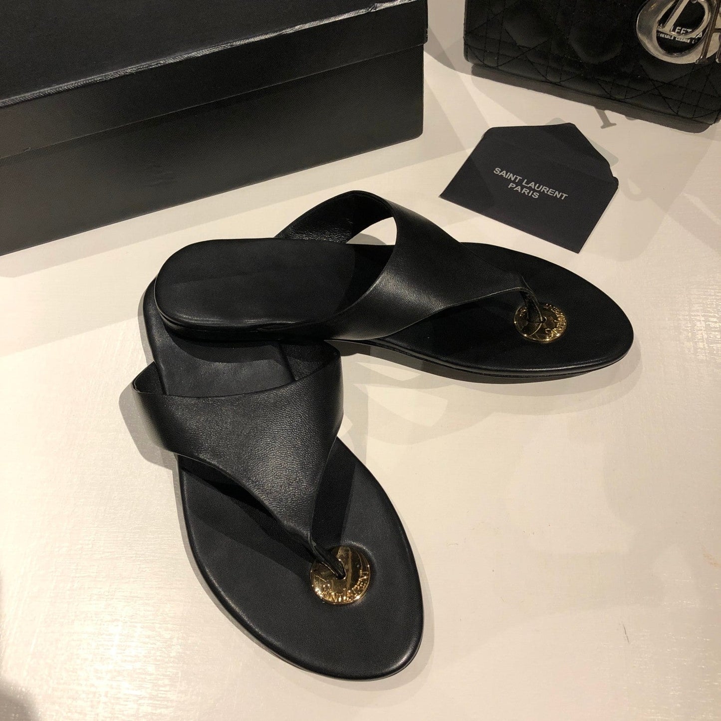 FLAT THONG IN BLACK CALFSKIN