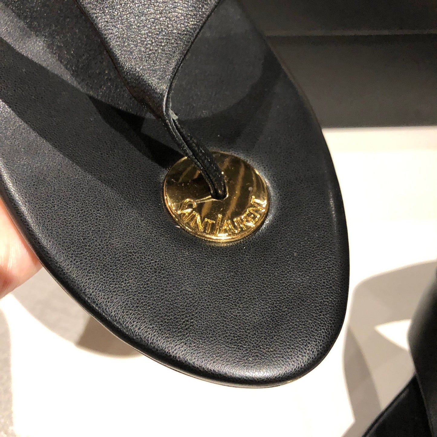 FLAT THONG IN BLACK CALFSKIN