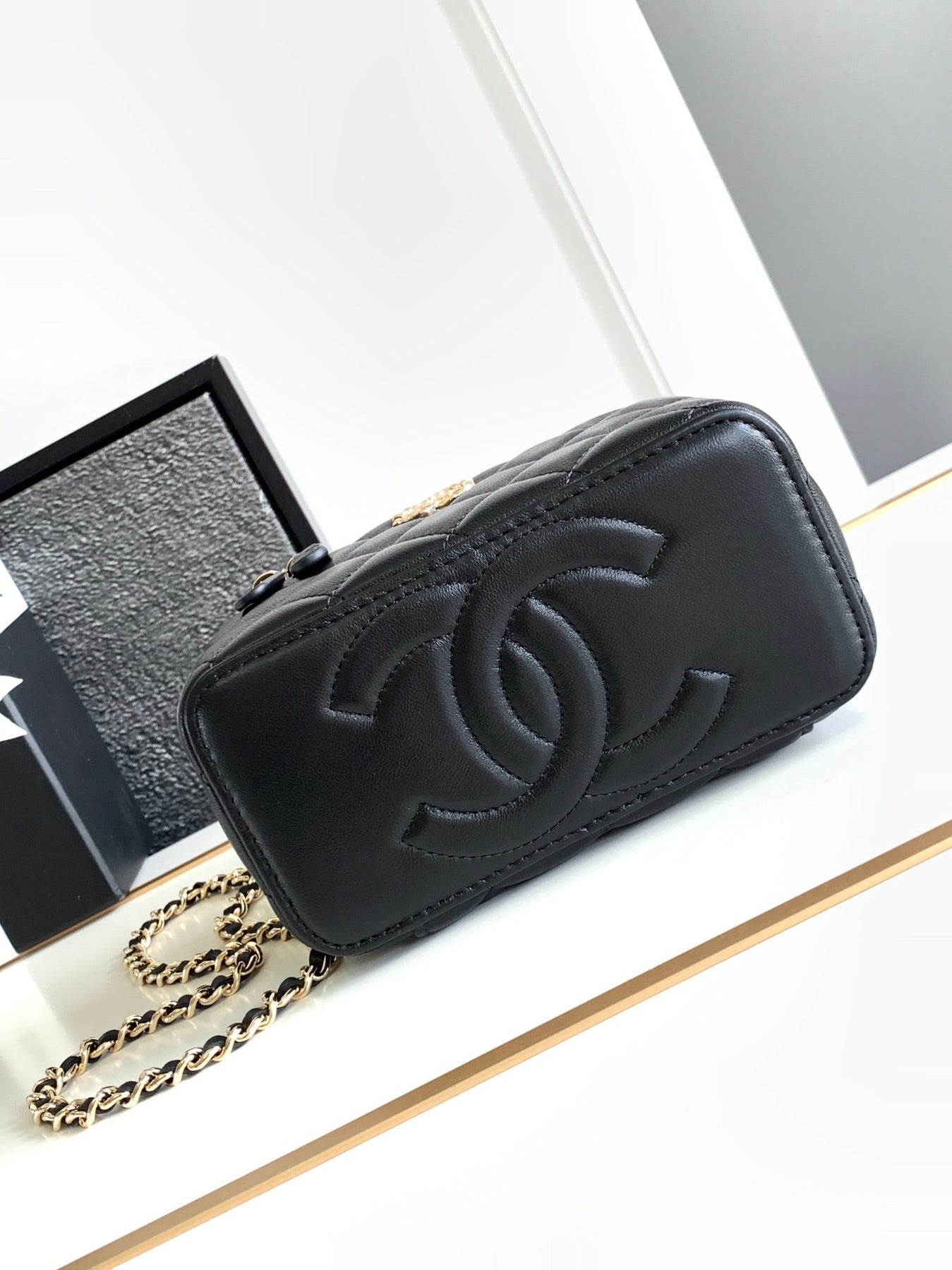 CC 17 CLUTCH WITH STRAP IN BLACK CALFSKIN