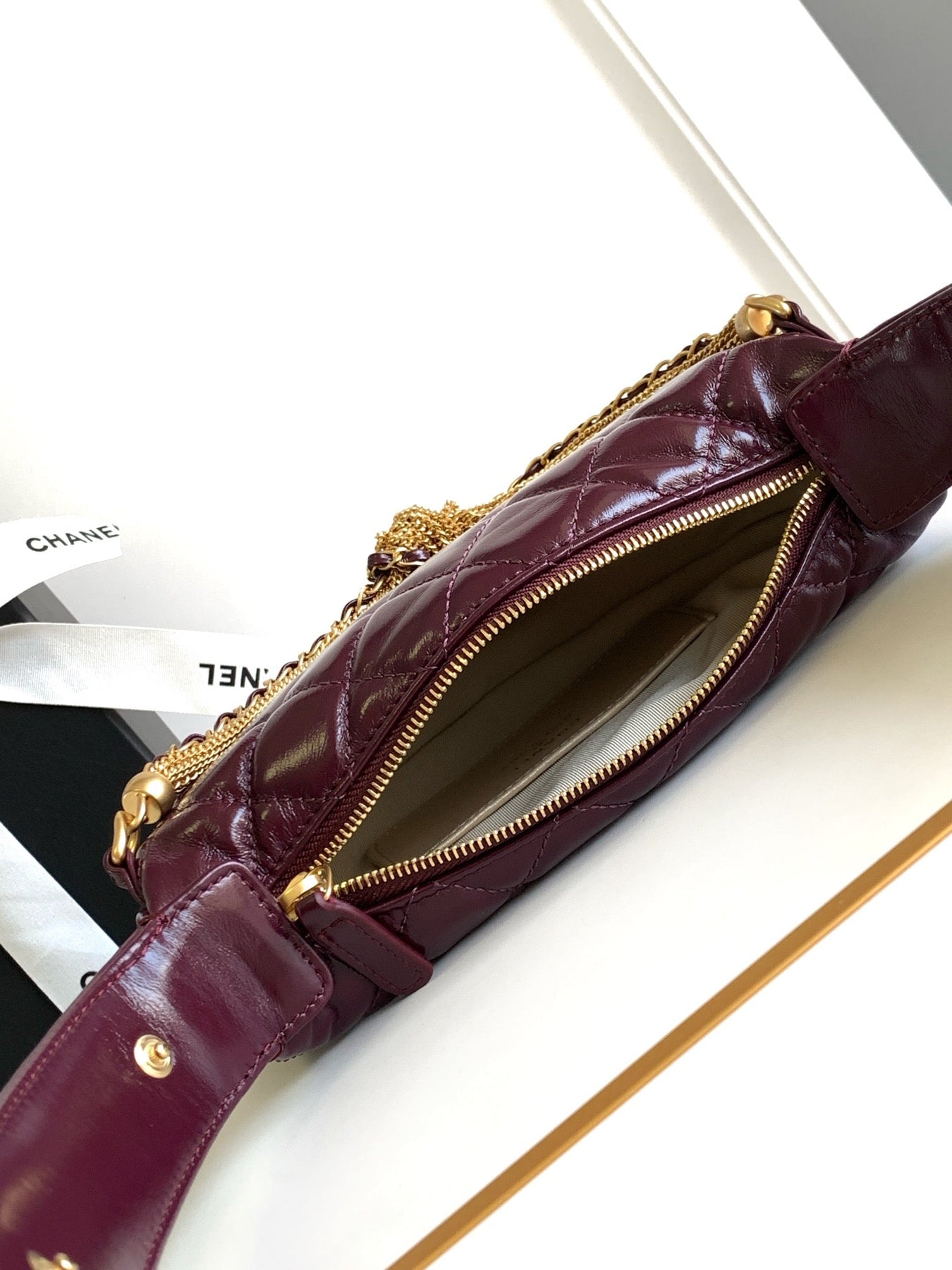CC 16 MINI POUCH IN DARK RED WINE GRAINED CALFSKIN AND GOLD METAL