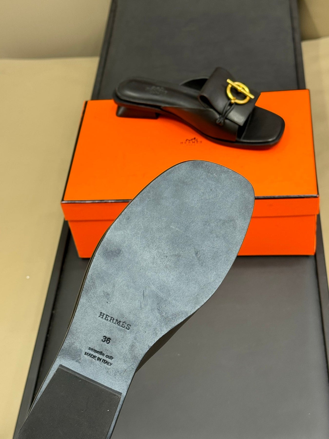 ISLE SANDAL IN BLACK CALFSKIN