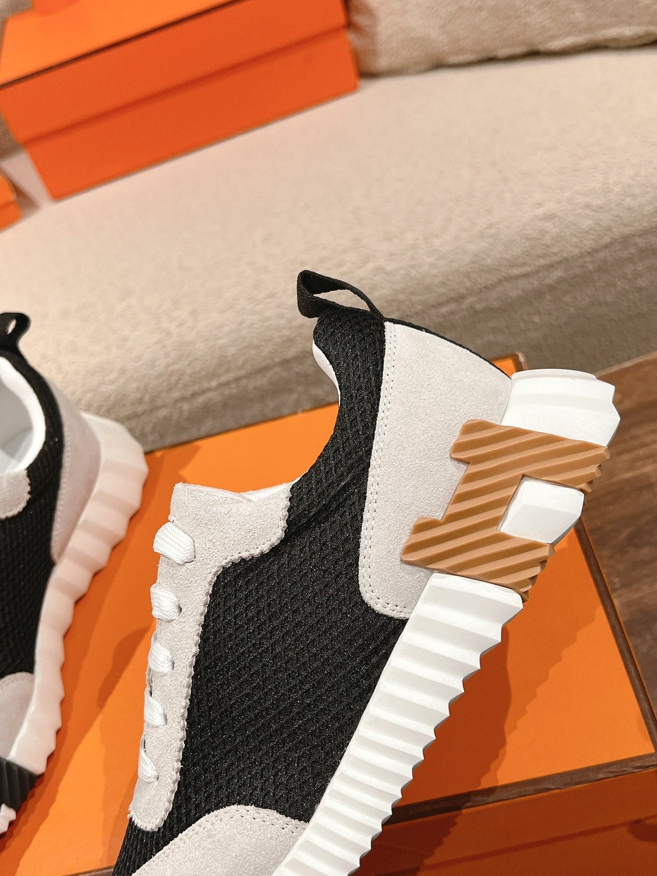 MAINLAND SNEAKER IN PALE GRAY SUEDE AND BLACK BREATHABLE MESH FABRIC