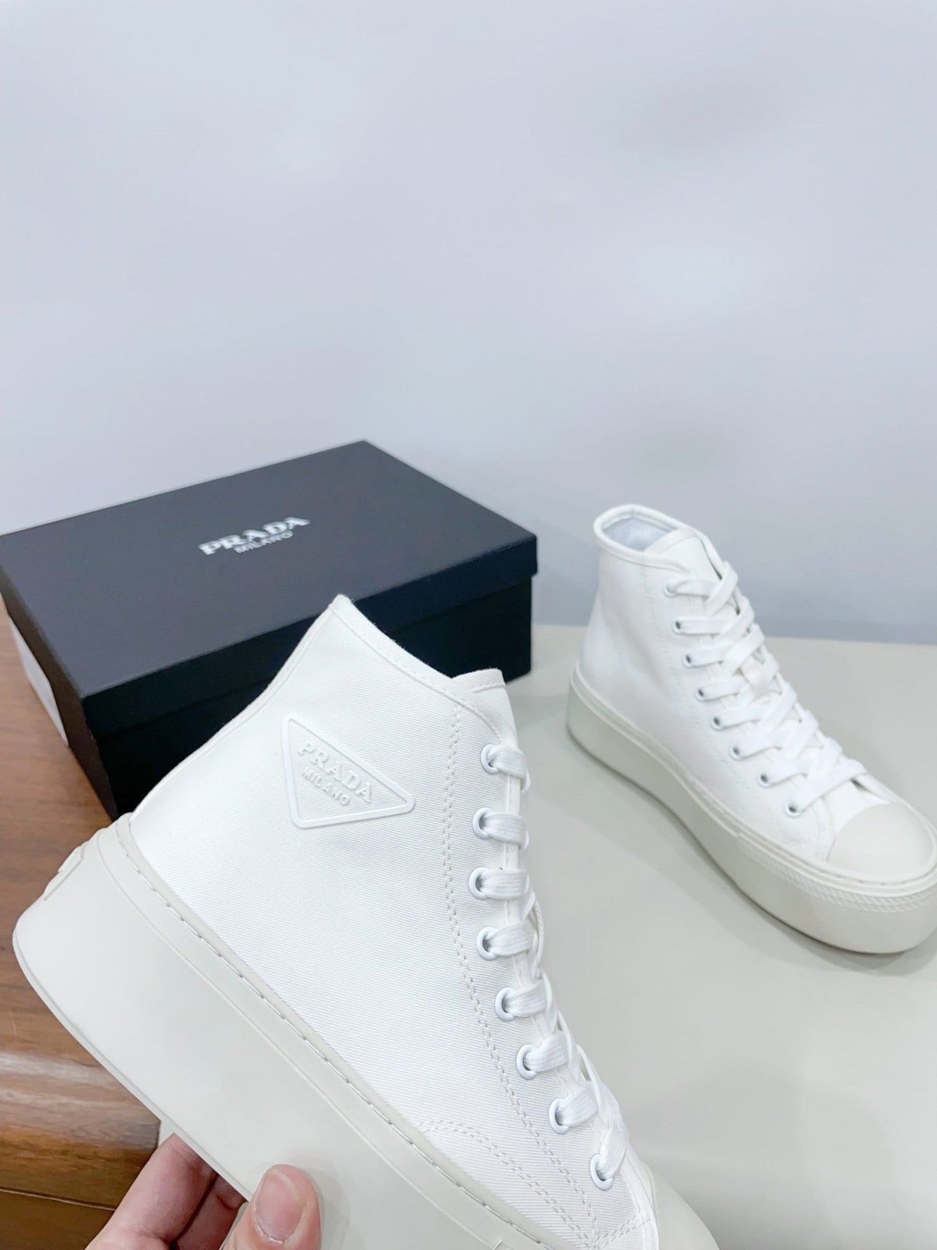 HIGH-TOP SEANKERS IN WHITE CANVAS