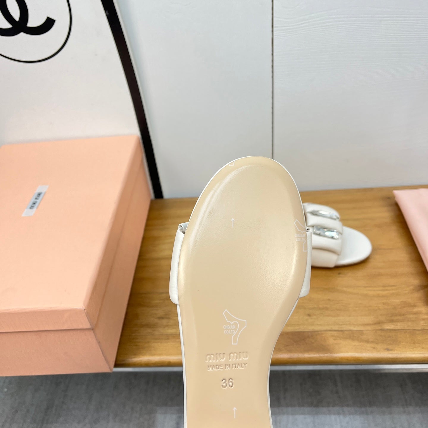 FLAT SLIDE IN WHITE CALFSKIN