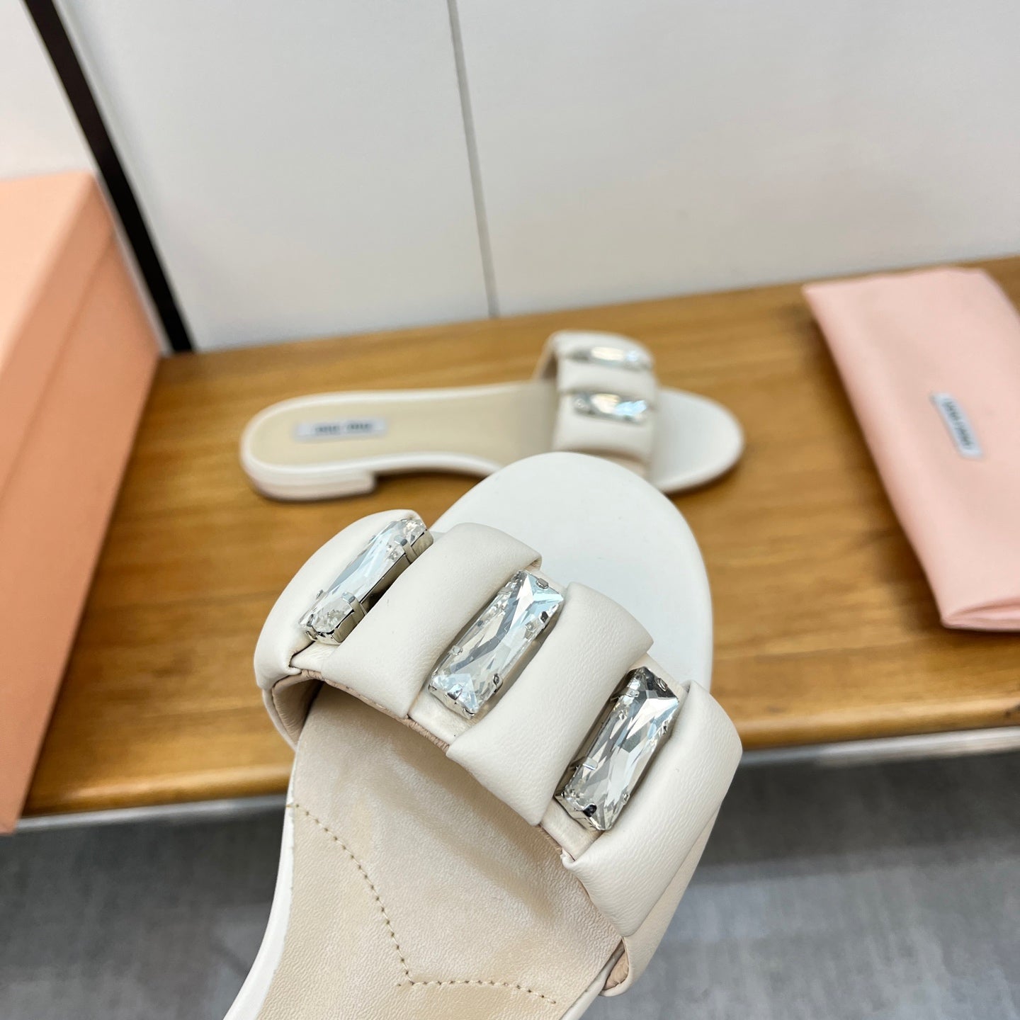 FLAT SLIDE IN WHITE CALFSKIN