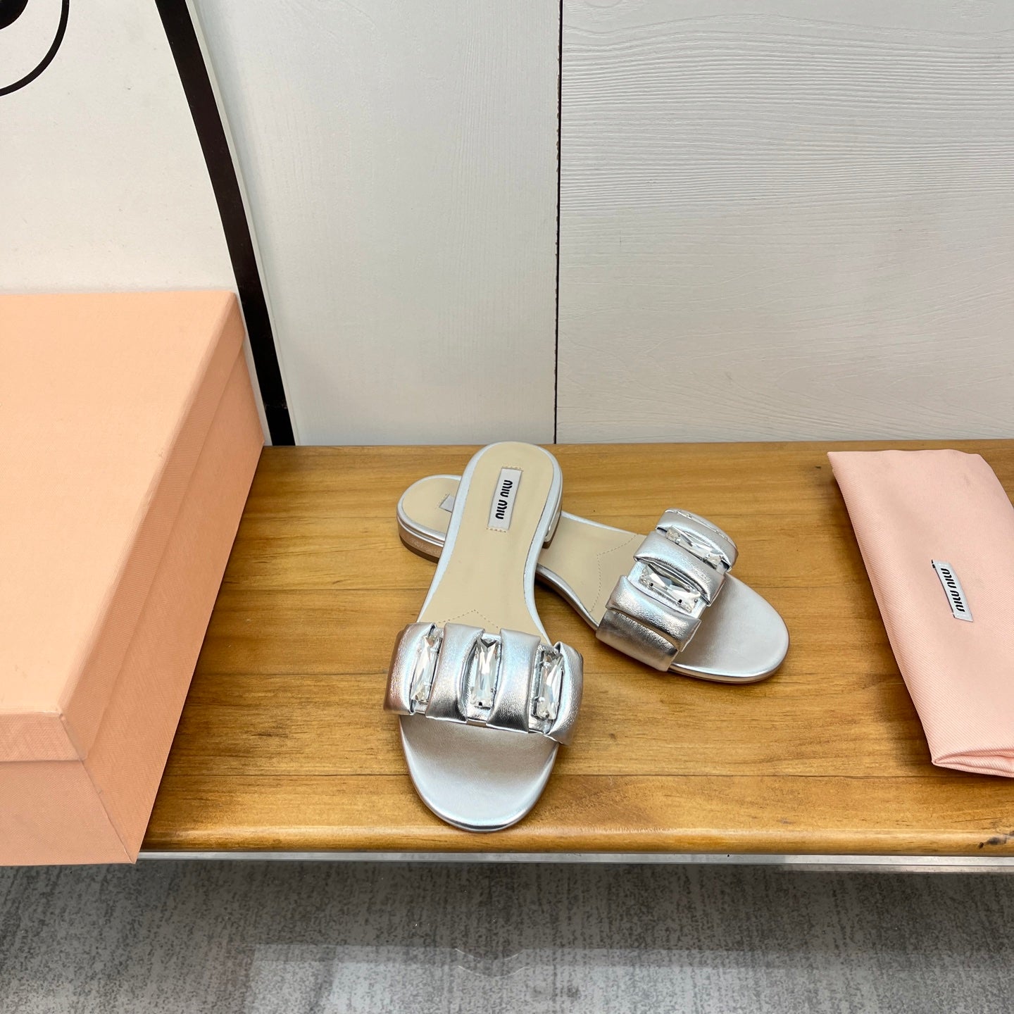 FLAT SLIDE IN SILVER CALFSKIN