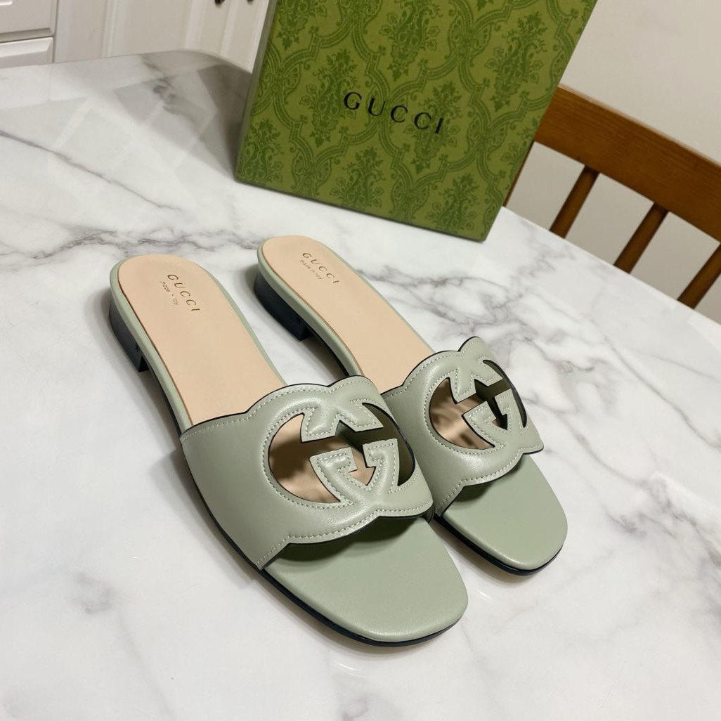 INTERLOCKING G SLIDE SANDAL IN PASTEL GREEN AND BEIGE CALFSKIN