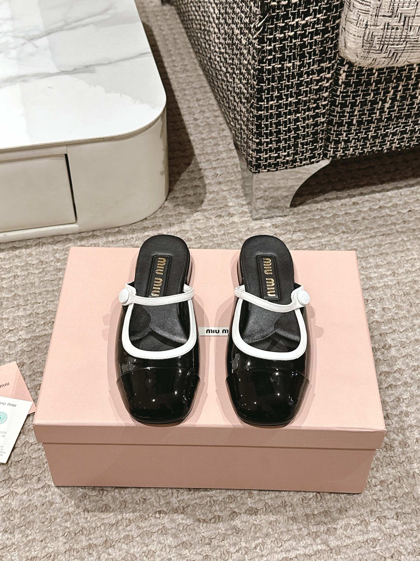 FLAT MULE IN BLACK AND WHITE PATENT CALFSKIN