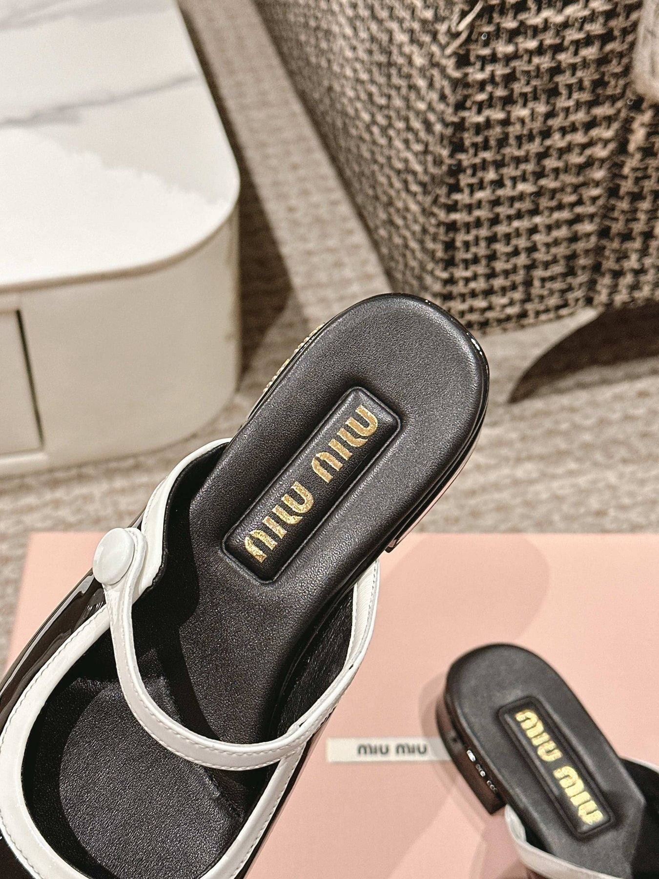 FLAT MULE IN BLACK AND WHITE PATENT CALFSKIN